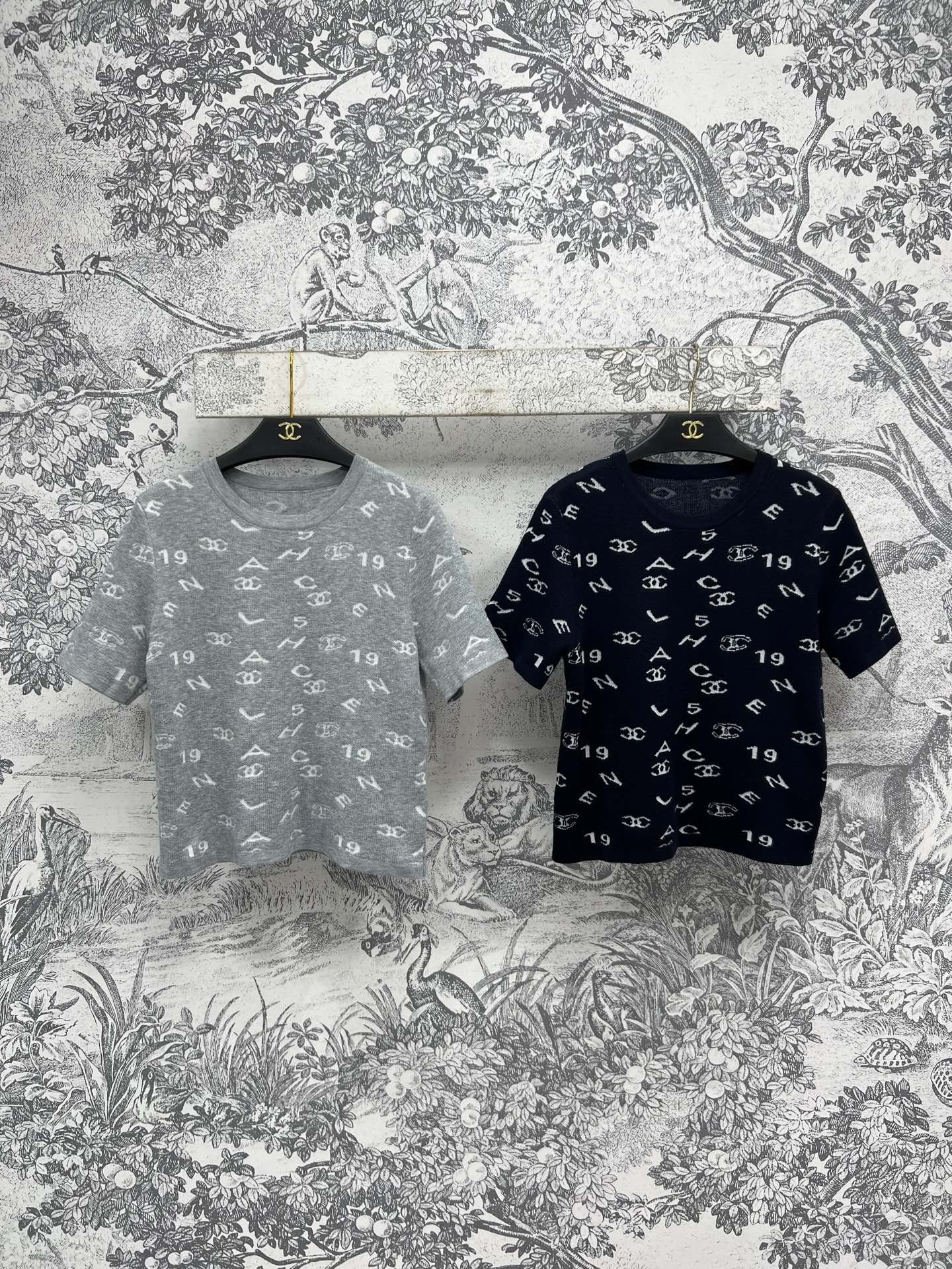 小香风 25早春新款 logo提花针织短袖  经典的圆领修身版型 上身减龄又百搭的 满屏撞色logo提花