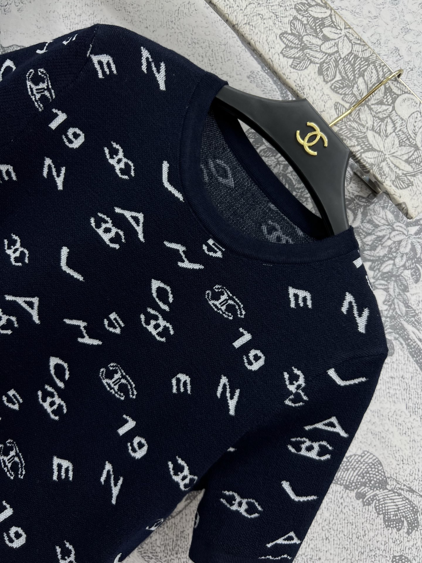 小香风 25早春新款 logo提花针织短袖  经典的圆领修身版型 上身减龄又百搭的 满屏撞色logo提花