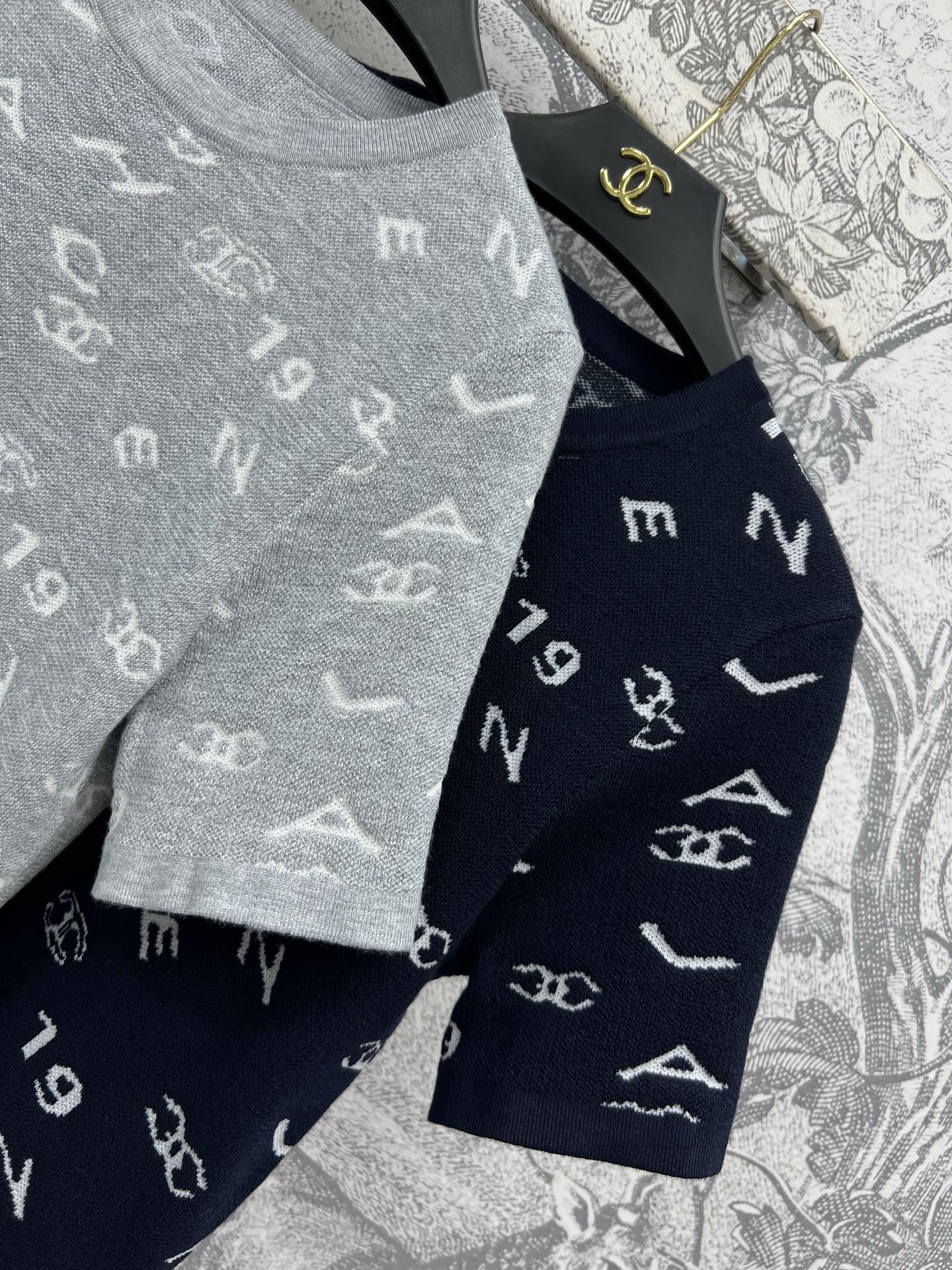 小香风 25早春新款 logo提花针织短袖  经典的圆领修身版型 上身减龄又百搭的 满屏撞色logo提花