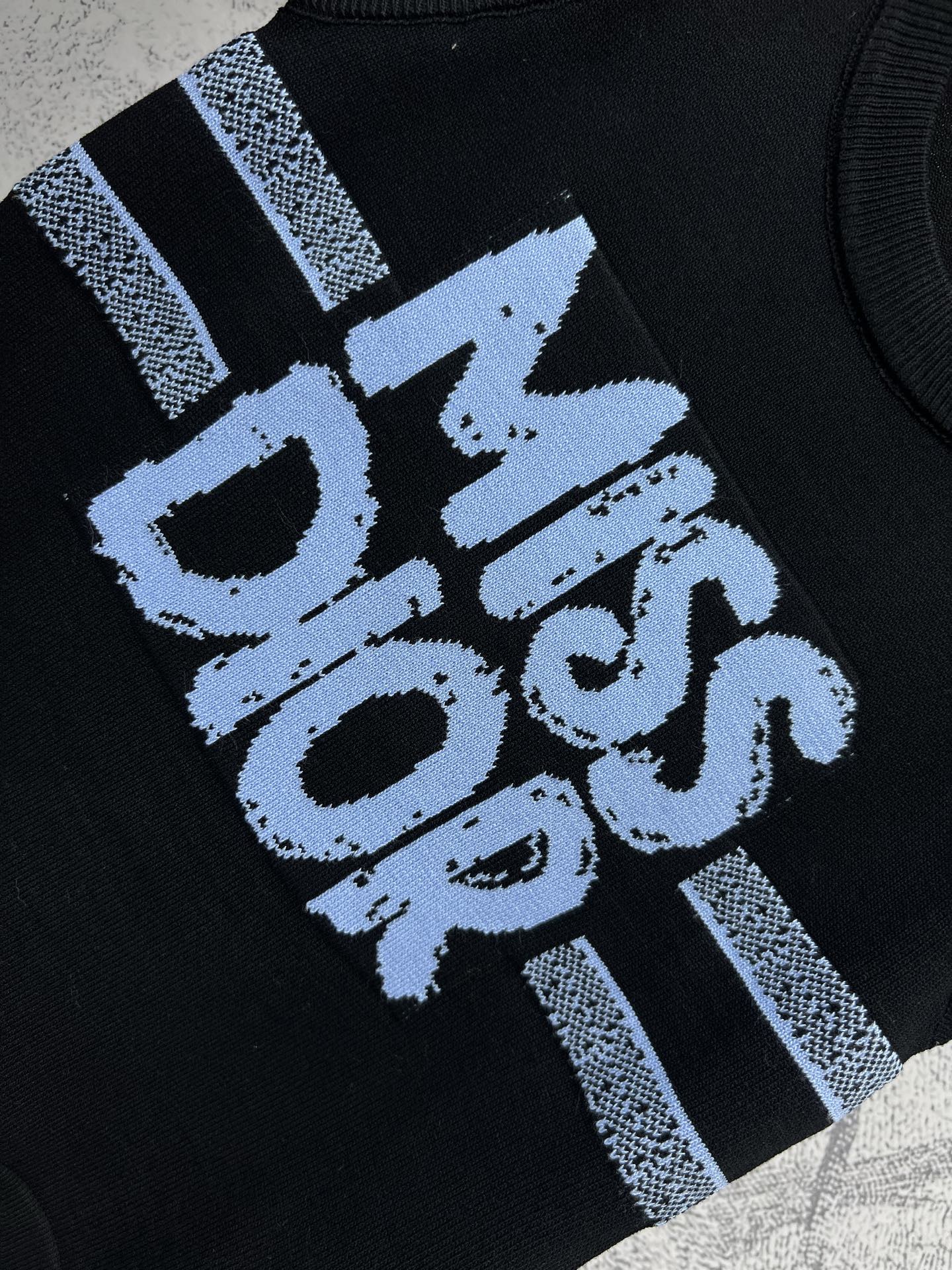 D家 25早春新款 定位logo印花针织背心 每年必出的系列 减龄优雅的logo图案 经典又高级感满满 