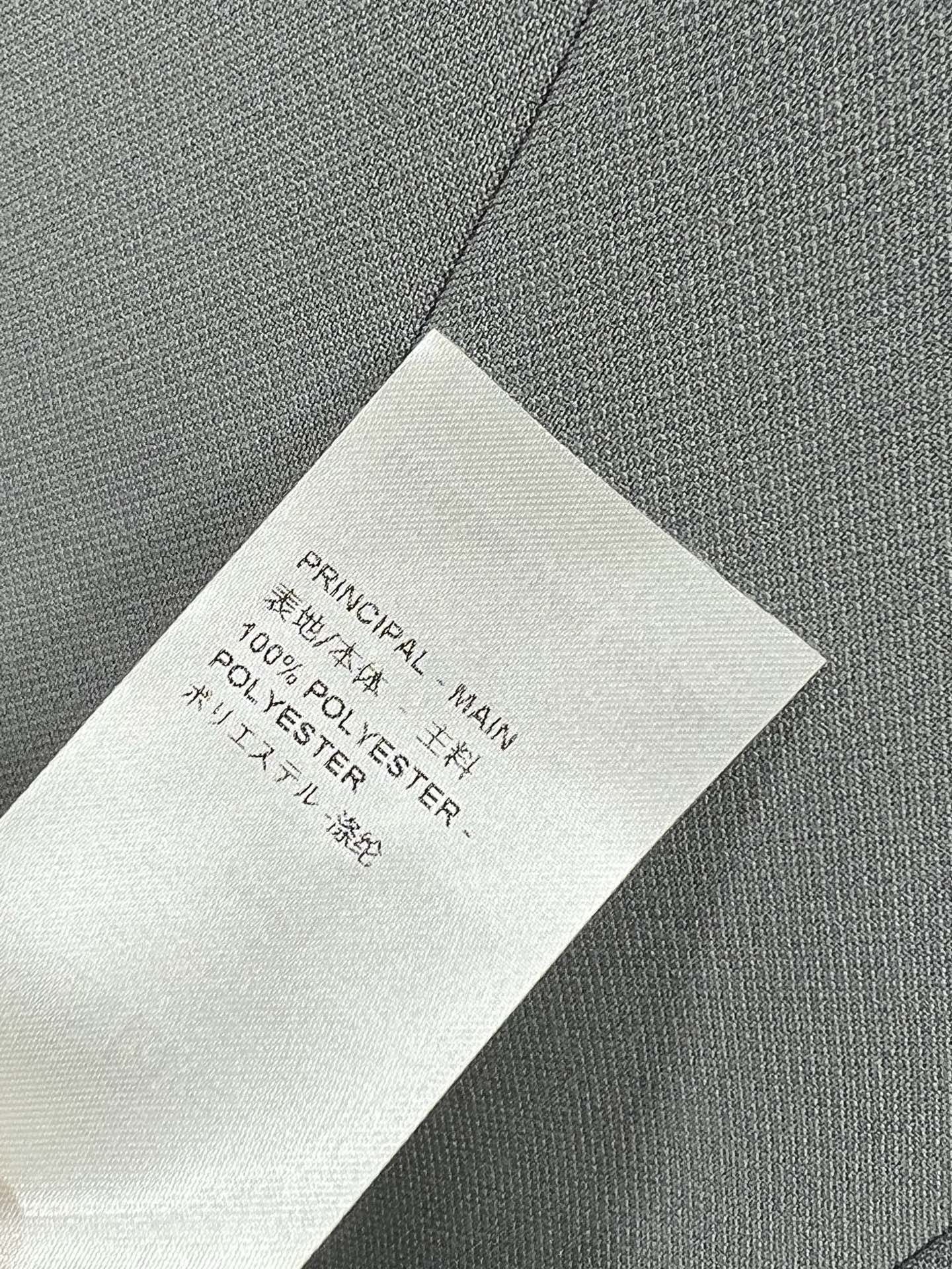 L家 25早春新款 无袖连衣裙 立领半排扣 定制logo五金扣饰装饰 袖口撞色设计 酷帅感拉满 精致有型