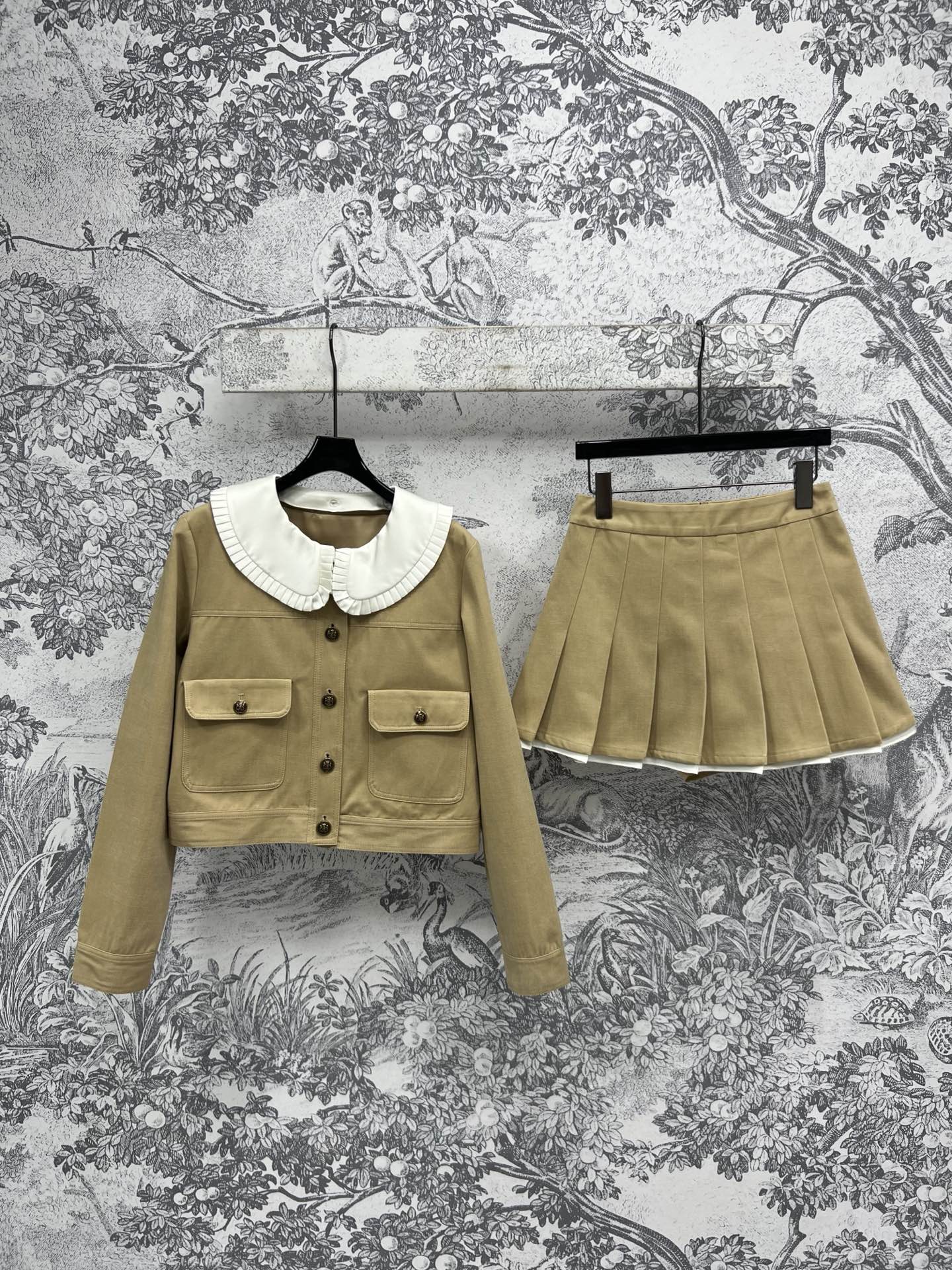 25早春新款 娃娃领外套+百褶短裙 卡其色甜妹套装 可拆卸娃娃领 立体修身剪裁设计 一套上身显瘦又少女感