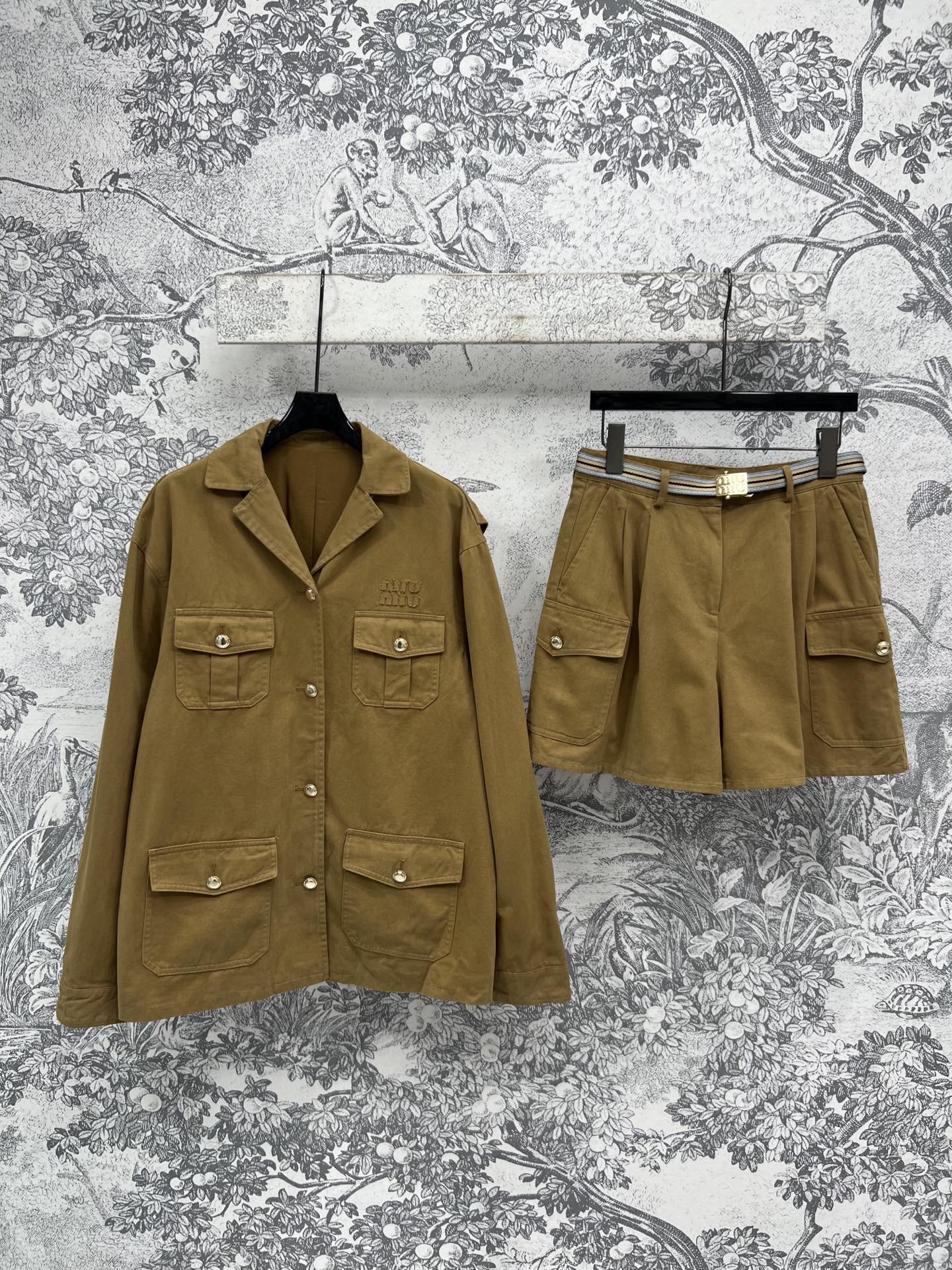 NO:326467,Miu 25 early spring new model, lapel jacket   high-waisted pleated trousers and skirts, youthful and energetic girl's sense of déjà vu Original custom fabric, duplex air pocket design has a high-end style, the lower body is matched with a line pleated trousers and skirts in one second, the fabric is comfortable and skin-friendly, sweet and cool, warm and slim tailoring, the upper body looks slim and retro and fashionable, a set of matching or single combinations are very good, the details are very well-made, one color, three-code SML jacket skirts,,miumiu, skirts, jackets & coats,alexander wang19860909Miu 25早春新款 翻领外套 高腰压褶裤裙 青春活力少女既视感 原版定制面料 双工装风口袋设计自带高级的格调 下半身搭配a字压褶裤裙一秒超显大长腿 面料舒适亲肤 甜酷保暖两不误 立体的修身剪裁上身显瘦又很复古时髦 一套搭配或者单搭都很加分 细节做工都很到位 一色三码 SML 外套裤裙,,miumiu,skirts,jackets & coats,alexander wang,Women's clothing