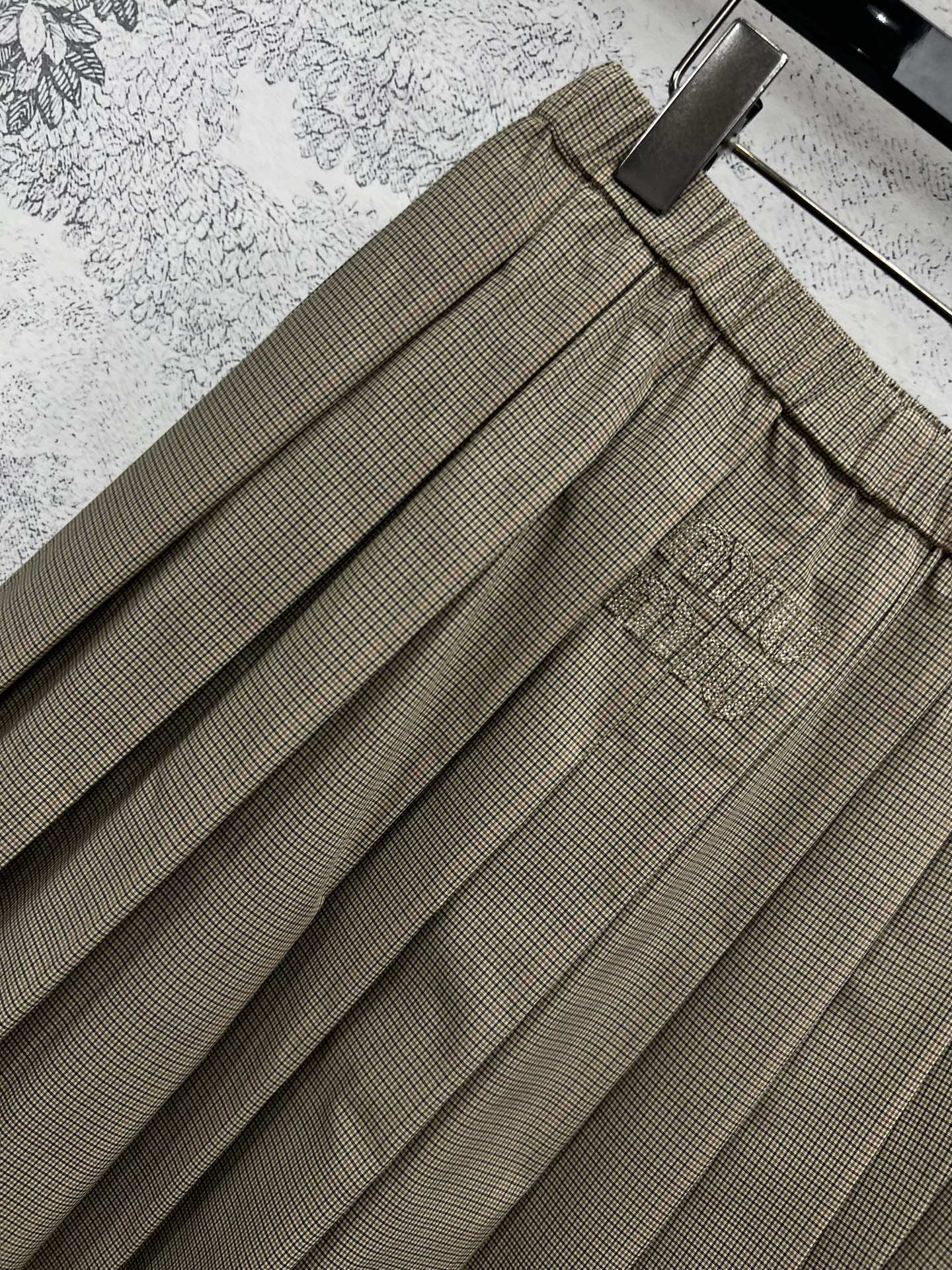 Miu 25早春新款 格纹百褶半身裙 松紧腰款式上身很显比例 经典的百褶伞裙型 减龄又显气质 搭配个小白