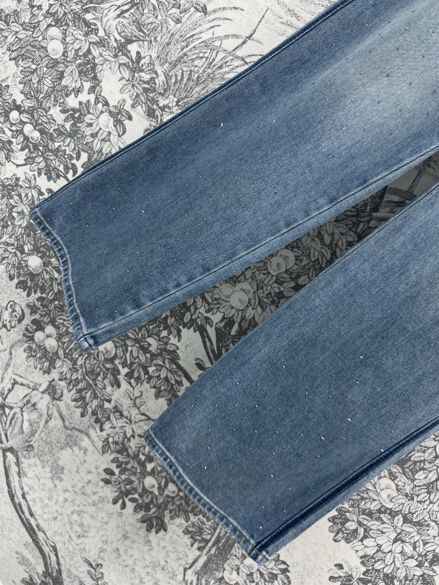 Miu 25早春新款 高腰烫钻阔腿腿牛仔裤 宽松阔腿版型 显瘦遮肉显腿长 百搭经典款 定制五金配件做工品