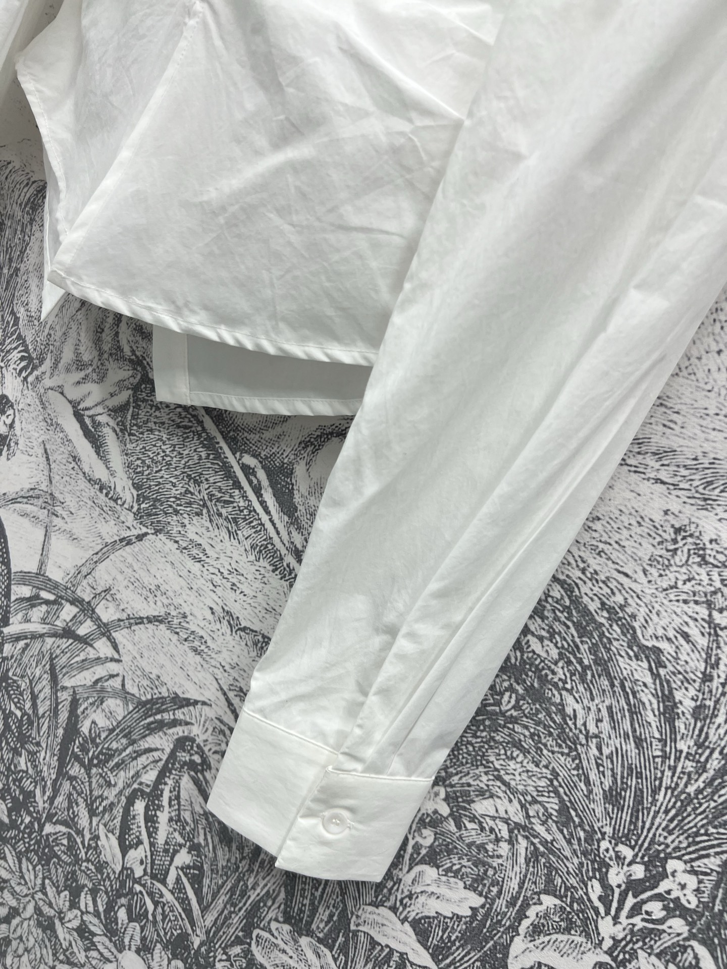CE家 15早春新款 系带褶皱衬衣 立领系带设计 褶皱修身版型 上身简洁得体 单穿叠穿都很洋气 百搭又显