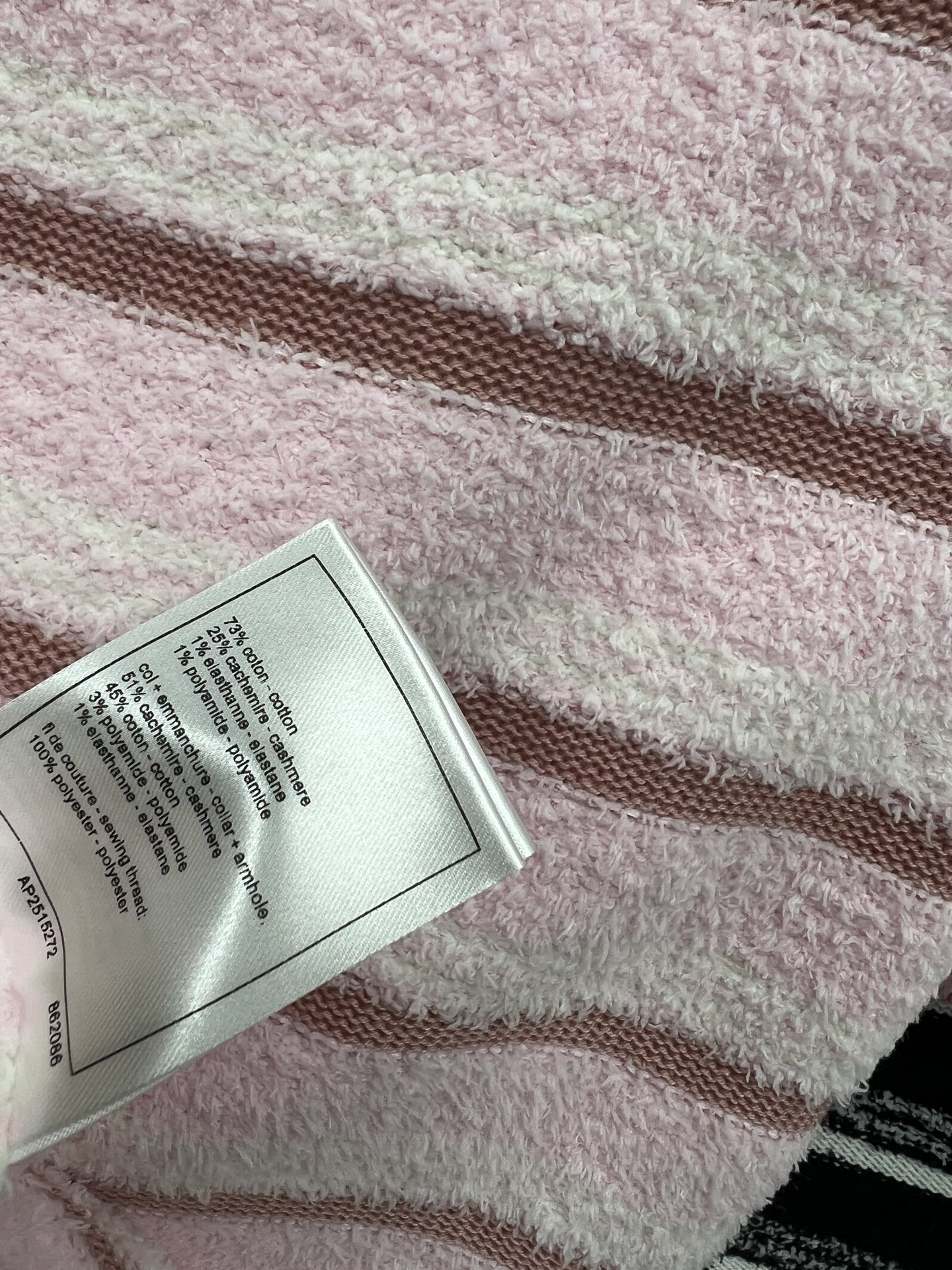 小香风 25早春新款  拼色软糯针织系列 小背心+圆领短袖衫 触感是软软糯糯的 上身超级舒适 轻松get