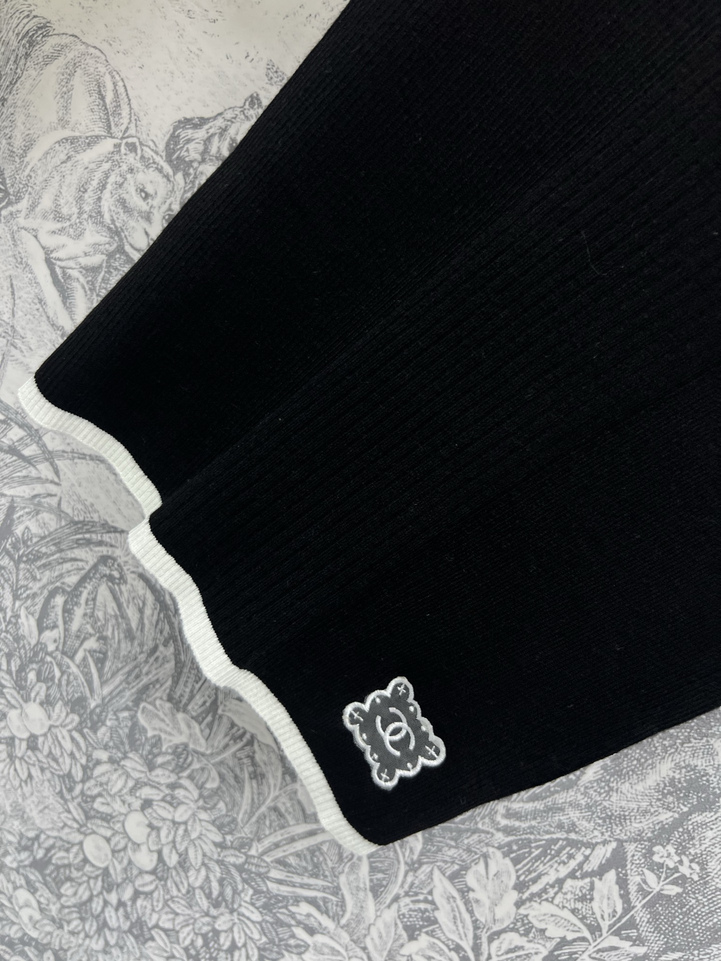 小香风 25早春新款 撞色包边针织系列 U领小背心+圆领短袖衫 上身超显名媛优雅 减龄又少女的纯色 一秒