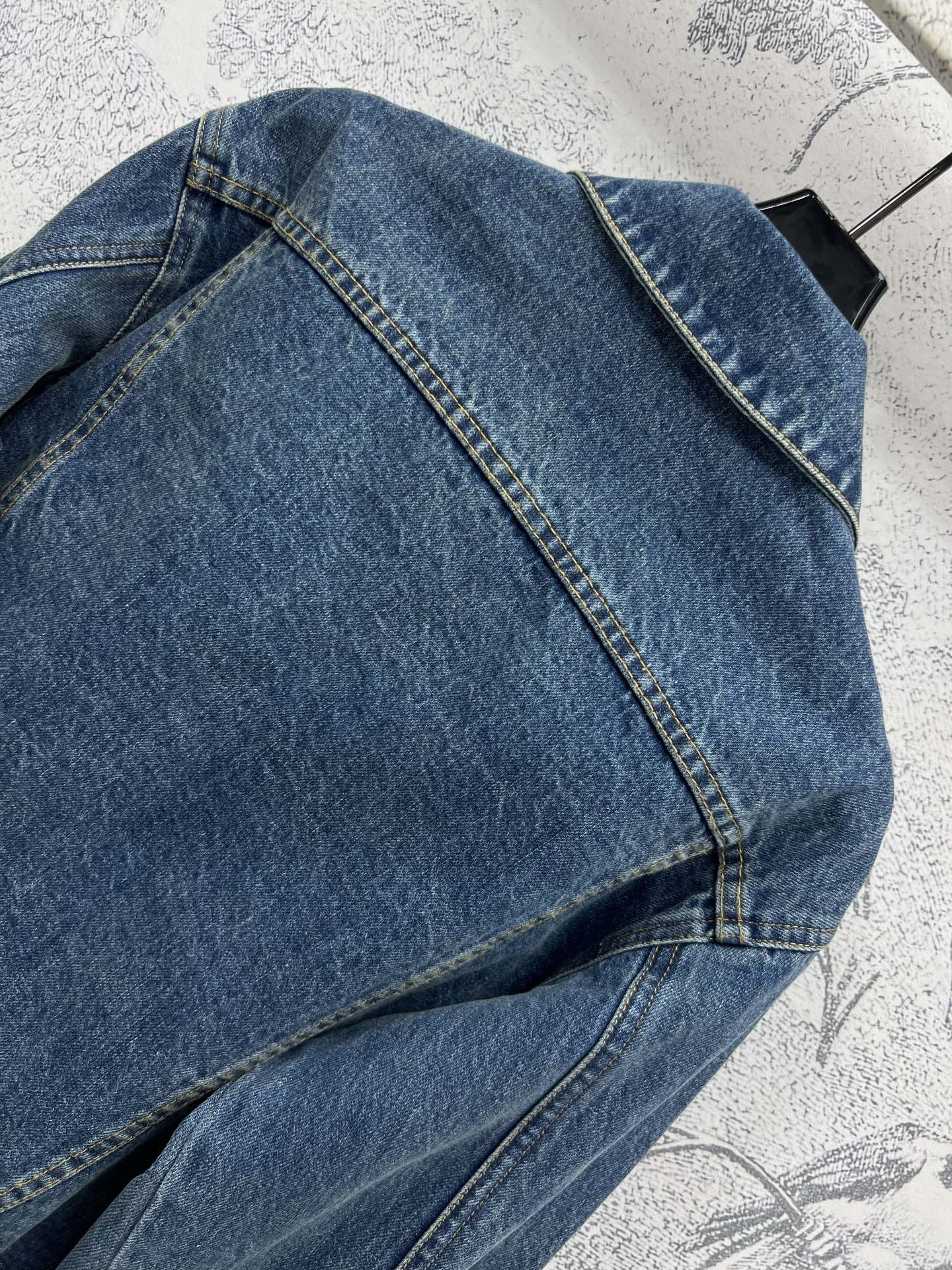 Miu 25早春新款 复古牛仔系列 翻领短款衬衣+背心连衣裙+高腰短裤+阔腿裤 经典logo刺绣点缀 复