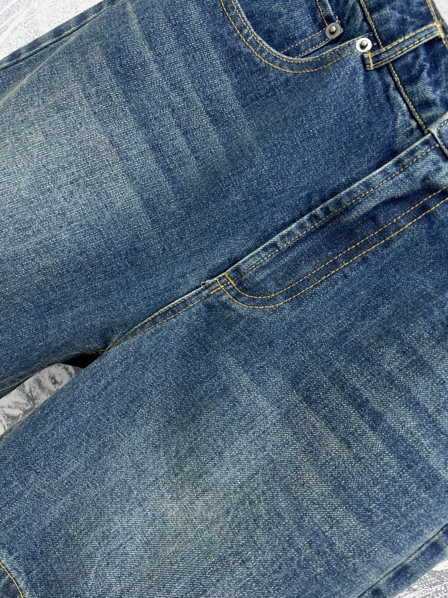 Miu 25早春新款 复古牛仔系列 翻领短款衬衣+背心连衣裙+高腰短裤+阔腿裤 经典logo刺绣点缀 复