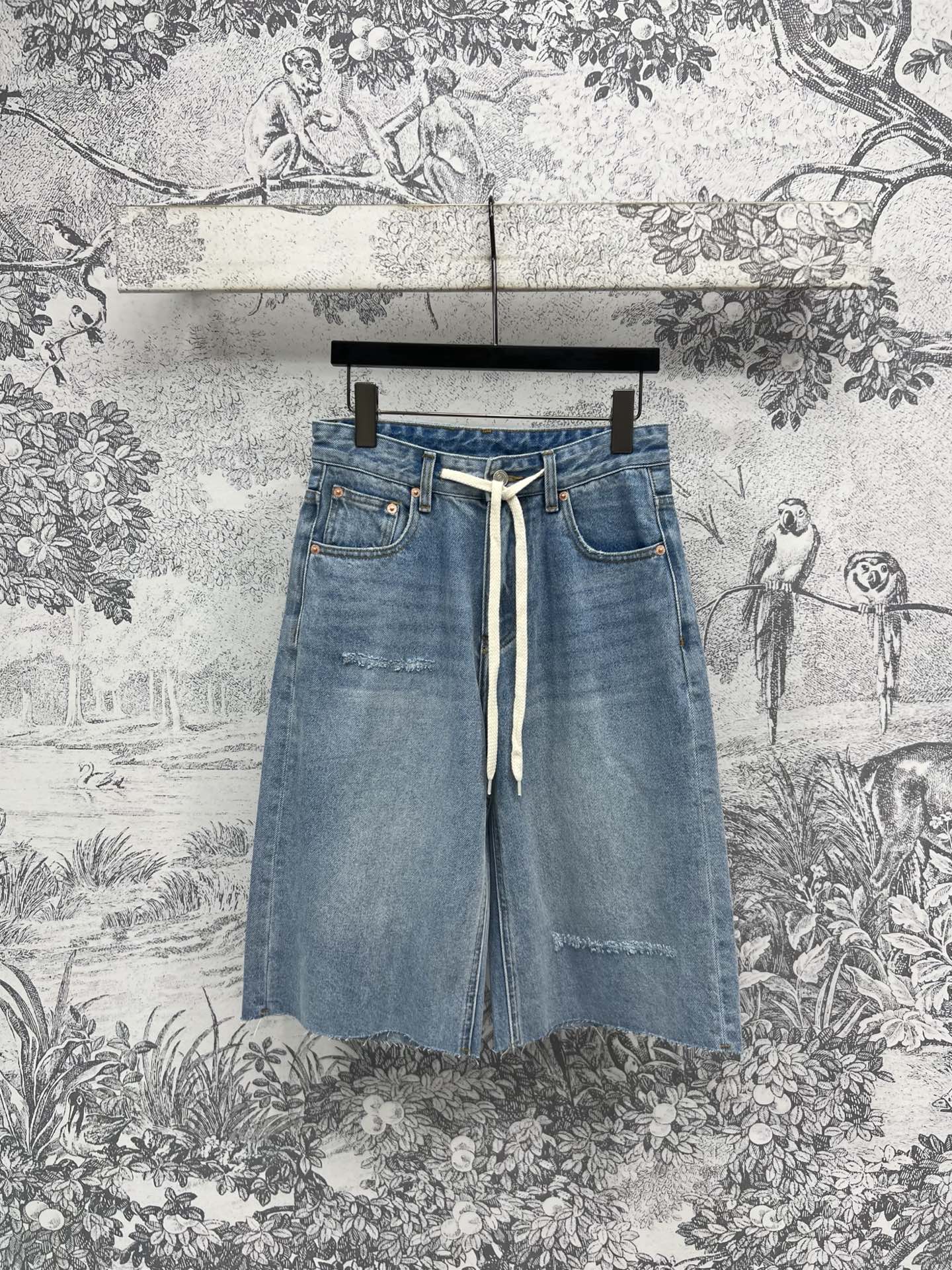 NO:317831,New early spring style, high-waist drawstring denim pants, retro washing cowboy, durable and fashionable, full of high-end feeling, powerful tool to cover meat and make you look slim, versatile style, pulling legs to hide meat, just cover your thighs and revealing your slender calves, extremely inclusive, excellent match with any item, simple and durable and fashionable, five-digit one color 26-27-38-29-30,,alexander wang19860909早春新款 高腰抽绳牛仔五分裤 复古洗水牛仔 耐看又时髦 满满的高级感 遮肉显瘦利器 版型百搭 拉腿藏肉 刚好遮住大腿露出纤细小腿 包容性极强 搭配任何单品都绝绝子 简单耐看又时髦 一色五码 26-27-38-29-30,,alexander wang,Women's clothing