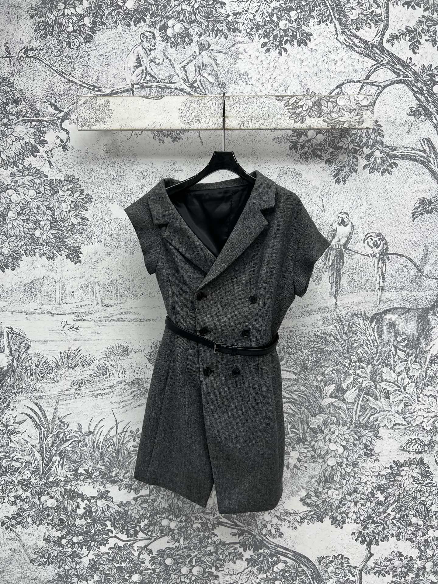 NO:317829,D Home 25 early spring new style, asymmetric short-sleeved dress, neutral gray asymmetrical off-shoulder design, equipped with leather belt waist-hugging, custom logo double-breasted decoration, high-end texture full of details, slim and fashionable upper body, not inferior in important occasions, recommended for daily commuting, one color and three codes SML,,dior, skirts, T-shirt, alexander wang19860909D家 25早春新款 不对称短袖连衣裙 中性灰不对称露肩设计 配有皮革腰带收腰 定制logo双排扣饰装饰细节满满的高级质感 上身显瘦又时髦 重要场合也毫不逊色 日常出街通勤推荐一色三码 SML,,dior,skirts,T-shirt,alexander wang,Women's clothing