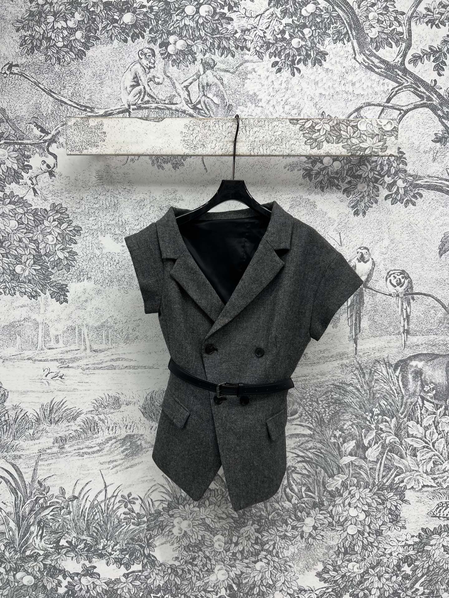 NO:317846,D Home 25 early spring new style, asymmetric short-sleeved top, neutral gray asymmetrical off-shoulder design, equipped with leather belt waist-hugging, custom logo double-breasted decoration, high-end texture full of details, a series of matching top body makes it look slim and fashionable, and it is not inferior to important occasions. Recommended for daily commuting on the street, SML, dior, T-shirt, alexander wang19860909D家 25早春新款 不对称短袖上衣 中性灰不对称露肩设计 配有皮革腰带收腰 定制logo双排扣饰装饰细节满满的高级质感 一系列搭配上身显瘦又时髦 重要场合也毫不逊色 日常出街通勤推荐一色三码 SML,,dior,T-shirt,alexander wang,Women's clothing