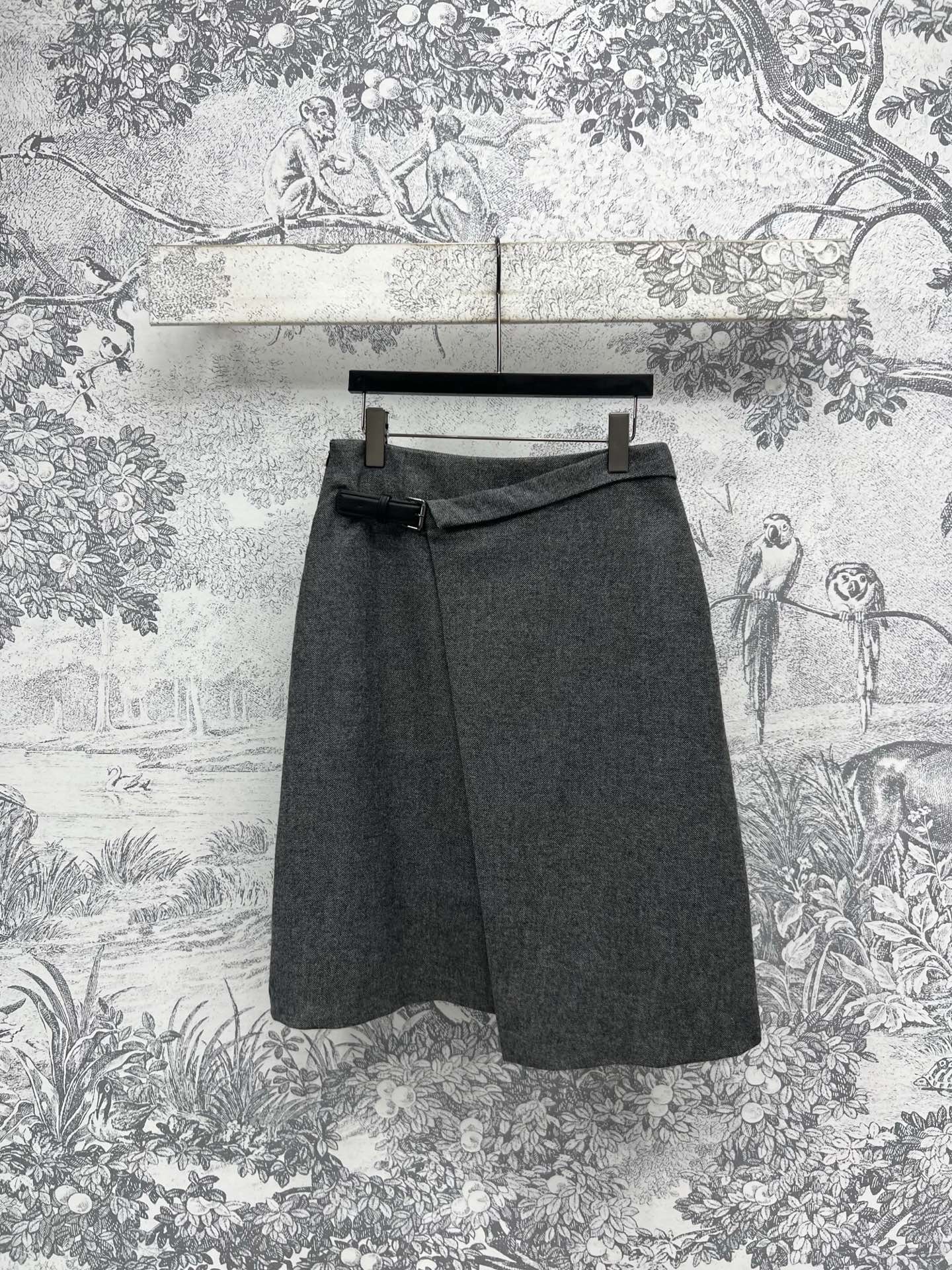 NO:317844,D Home 25 Early Spring New Style Leather Buckle Decoration Skirt with Leather Buckle Decoration Skirt Design Full of Details High-end Texture A series of matching top body makes you look slim and fashionable, and it is not inferior in important occasions. Recommended for daily commuting on the streets in one color and three codes SML, dior, skirts, alexander wang19860909D家 25早春新款 皮扣装饰搭片半身裙 配有皮扣装饰 搭片设计 细节满满的高级质感 一系列搭配上身显瘦又时髦 重要场合也毫不逊色 日常出街通勤推荐一色三码 SML,,dior,skirts,alexander wang,Women's clothing