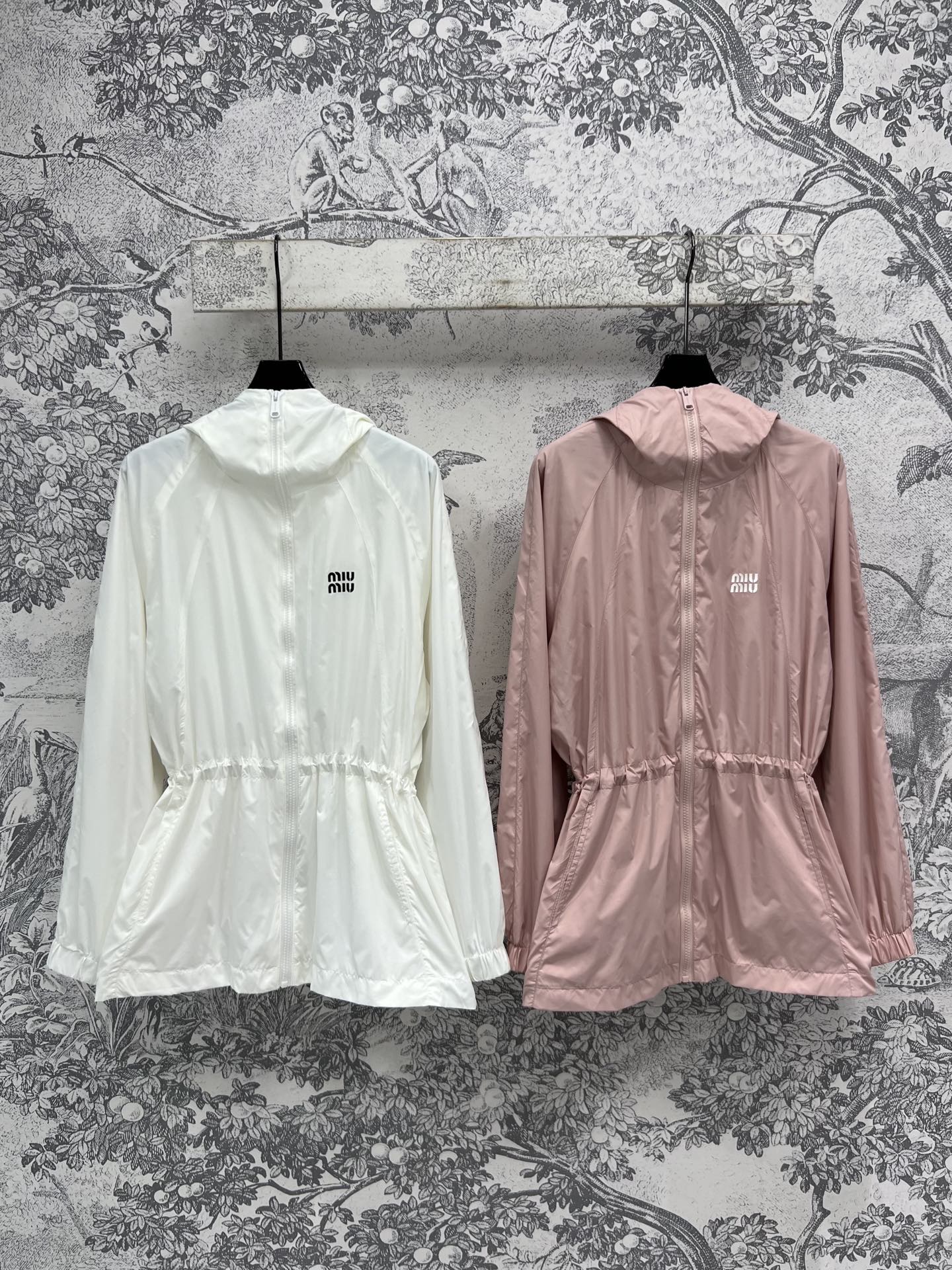 NO:317842,Miu 25 early spring new model hooded waist-hugging sunscreen clothes, both fashionable and practical, minimalist design, simple and light, slim and versatile, thin fabrics are very comfortable, very light and breathable, the style is very online, not picky about the figure, everyone looks good when wearing it, and you can easily have white skin with a small sunscreen in summer, two colors and three codes SML,,miumiu,hats,alexander wang19860909Miu 25早春新款 连帽收腰防晒衣 时髦和实用兼顾 极简主义设计 既简约又轻便 上身显瘦又百搭 轻薄面料舒适度极好 非常的轻便透气 版型做工很在线 不挑身材 谁穿都好看 夏天外出配一件小防晒轻松拥有白嫩皮肤 两色三码 SML,,miumiu,hats,alexander wang,Women's clothing