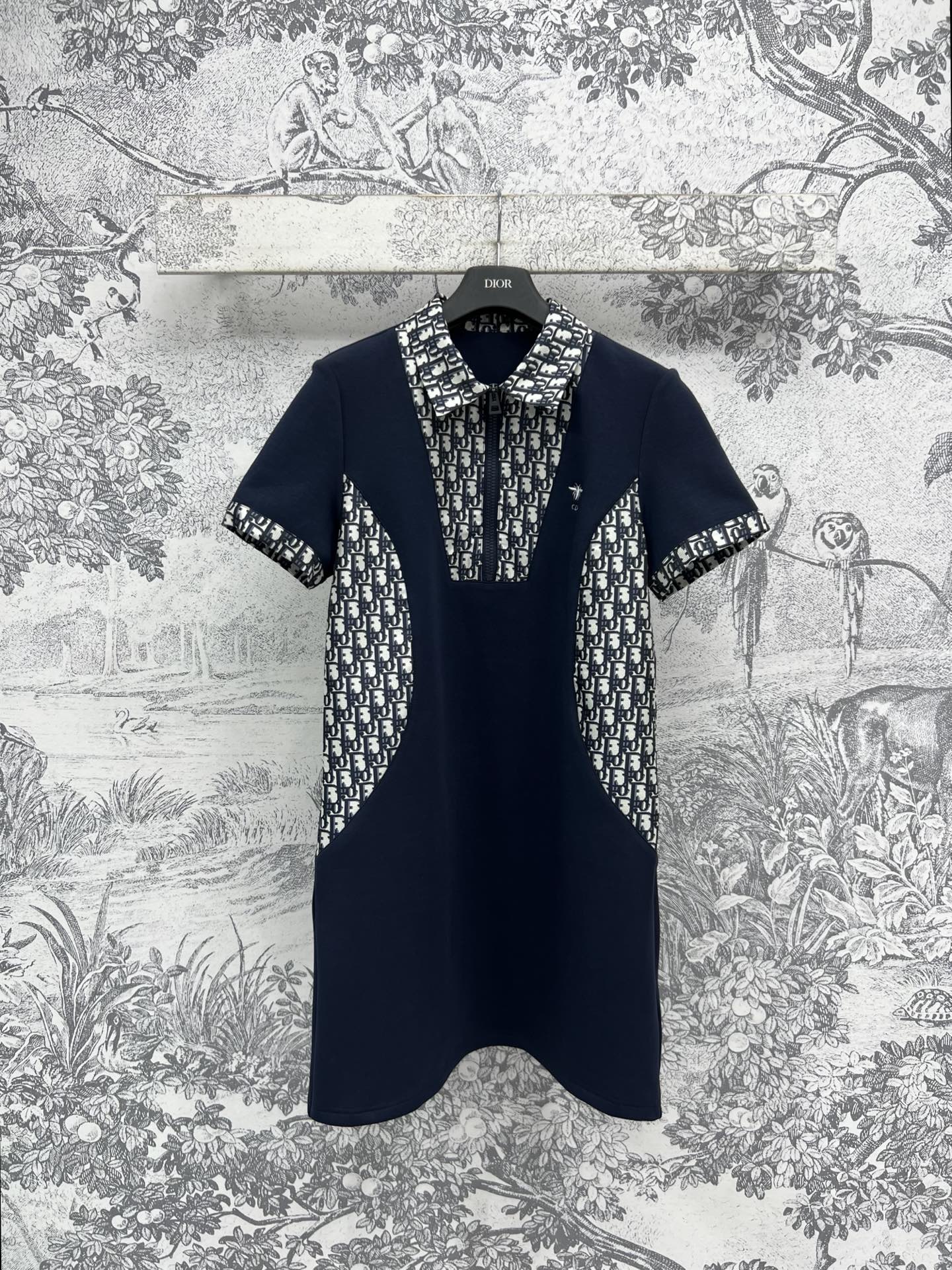 NO:317840,D Home 25 early spring new style, old-fashioned lapel short-sleeved dress, dark blue spliced ​​presbyopia jacquard design, full of layering, three-dimensional slim tailoring, perfect interpretation of body proportions, visually not exaggerated, and fashionable, one color three-code SML,,dior, skirts, T-shirt, alexander wang19860909D家 25早春新款 老花拼接翻领短袖连衣裙 深蓝色拼接老花提花设计 上身层次感十足 立体修身剪裁 完美诠释身材比例 视觉不会浮夸也很大气时尚 一色三码 SML,,dior,skirts,T-shirt,alexander wang,Women's clothing