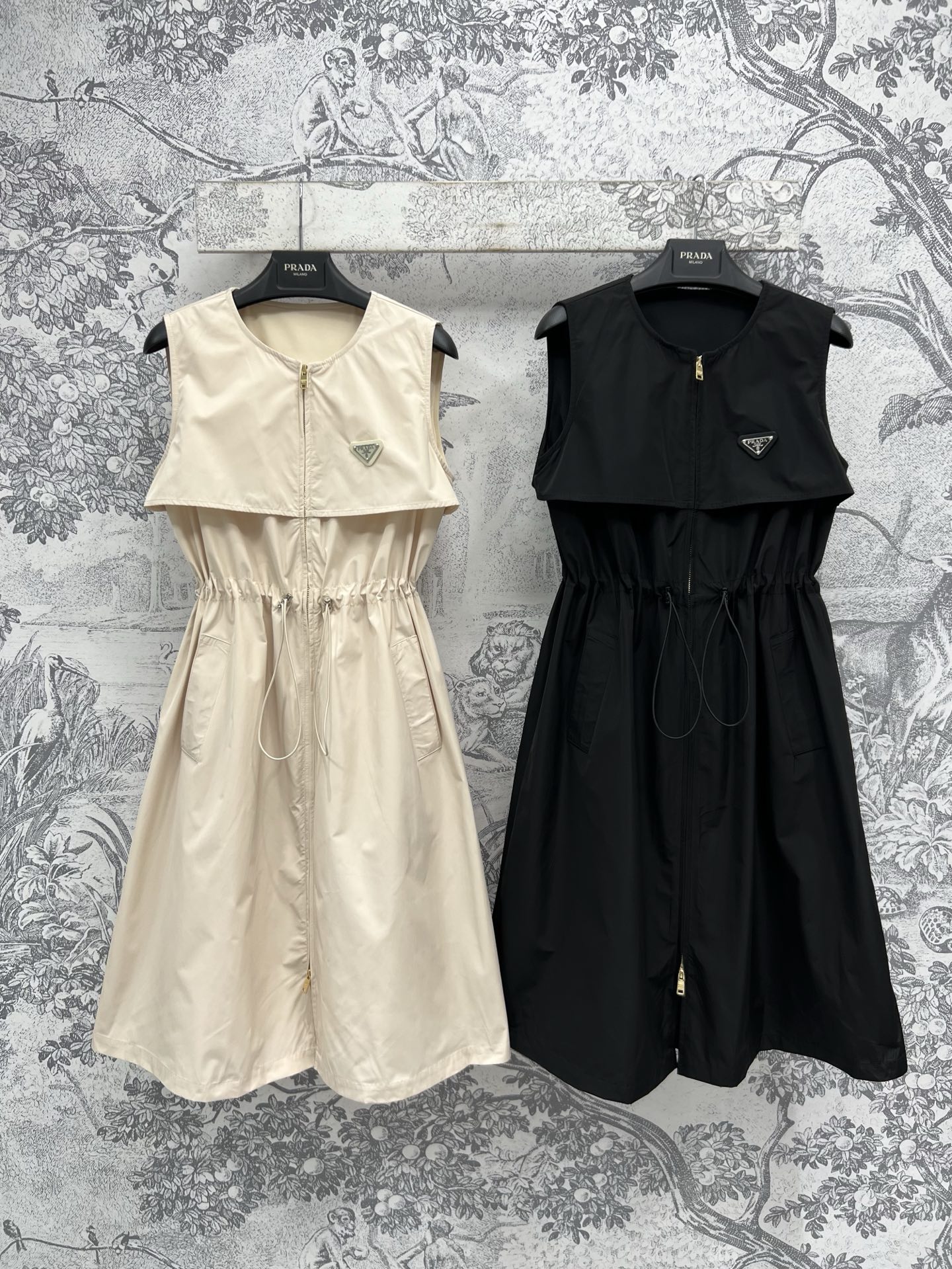 NO:317838,PD Home 25 Early Spring New Lapel Drawstring Waist-Close Nylon Dress Can Be Sweet and Cool The upper body is super stylish The kind that instantly enhances the aura. It uses environmentally friendly nylon fabric. Classic triangle decoration. The waist drawstring waist perfectly lengthens the leg proportion. The upper body looks big and long legs, age-reducing and cool. The casual and loose style of the upper body can be salty or sweet. It is OK for both colors and three codes when going out. SML, dior, skirts, alexander wang19860909PD家 25早春新款 翻领抽绳收腰尼龙连衣裙 可甜可酷 上身超有范 秒提气场的那种 采用环保尼龙面料 经典三角标装饰 腰间抽绳收腰完美拉长腿部比例 上身超显大长腿 减龄又酷帅 休闲宽松的版型上身可盐可甜 约会出街都很OK两色三码 SML,,dior,skirts,alexander wang,Women's clothing