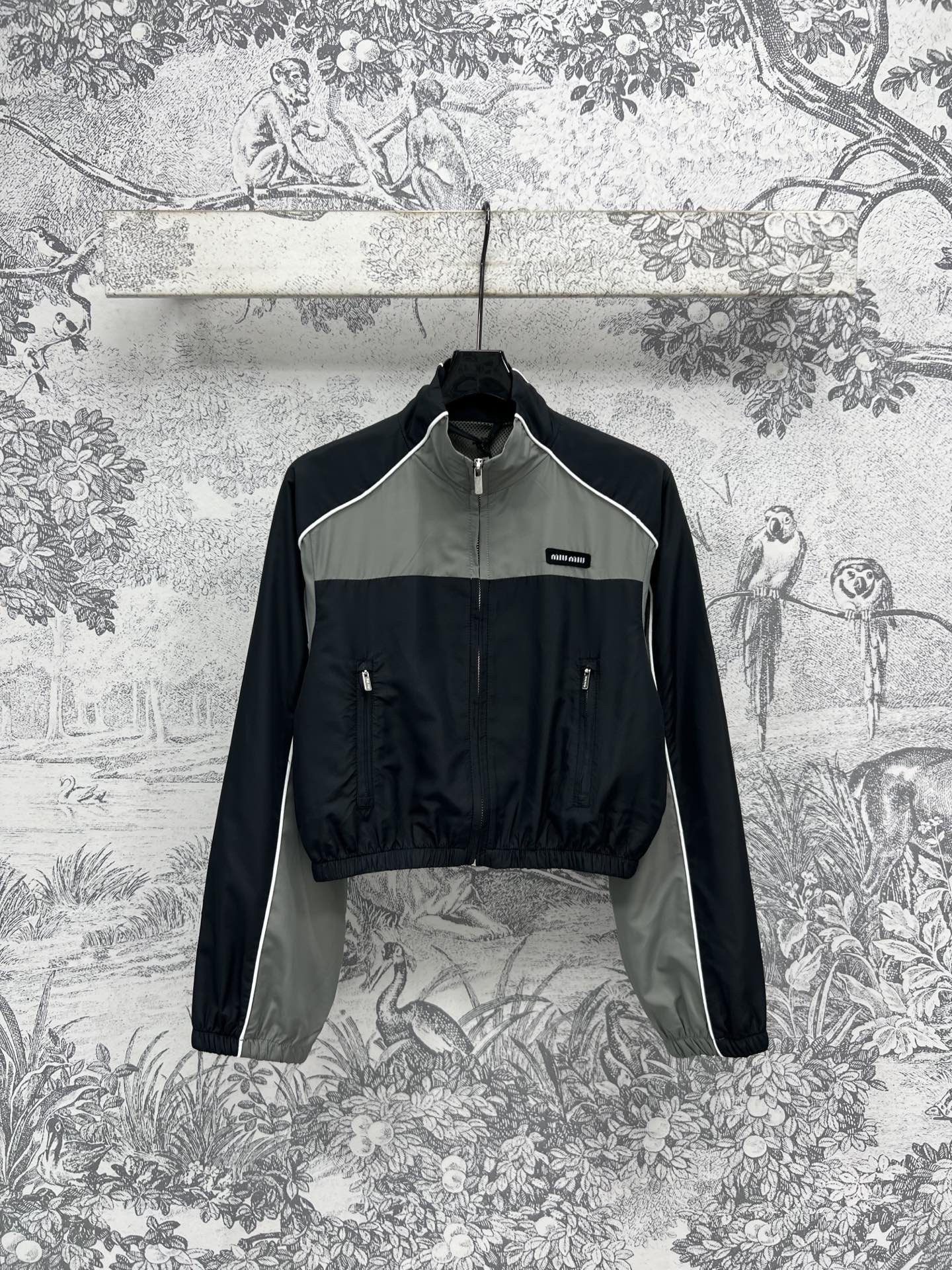 NO:317836,Miu 25 early spring new style, nylon color-blocking stand collar jacket, stand collar falling shoulder contrast splicing design, visual slimming, casual and loose style, mesh lining, comfortable and breathable, the upper body is a cool and handsome feeling of age reduction, one color three codes SML,,miumiu, jackets & coats,alexander wang19860909Miu 25早春新款 尼龙拼色立领外套 立领落肩撞色拼接设计 视觉显瘦绝绝子 休闲宽松版型 网眼里衬 舒适透气 上身就是酷帅十足的减龄感 一色三码 SML,,miumiu,jackets & coats,alexander wang,Women's clothing