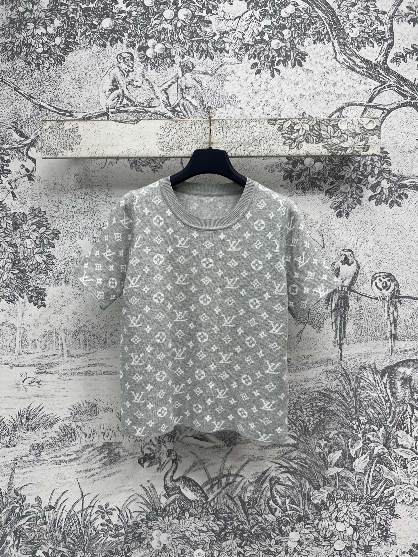 NO:317828,L Home 25 Early Spring New Style, Pretty Jacquard Knitted Short-sleeved Shirt, Upper Body Temperament Reduces Age-Reducing Girl, Classic Loose Style, Very Inclusive, Classic Coin Jacquard Retro, 100% Wool Fabric, Delicate and Soft Texture, Warm and Fashionable, One Color Three Codes, SML, Louis vuitton, T-shirt, Alexander Wang19860909L家 25早春新款 老花提花针织短袖衫 上身气质减龄又甜美少女 经典的宽松版型 对于身材包容性很强 经典的钱币提花复古吸睛 百分百绵羊毛面料 质感细腻柔软 上身亲肤保暖又时髦 一色三码 SML,,louis vuitton,T-shirt,alexander wang,Women's clothing