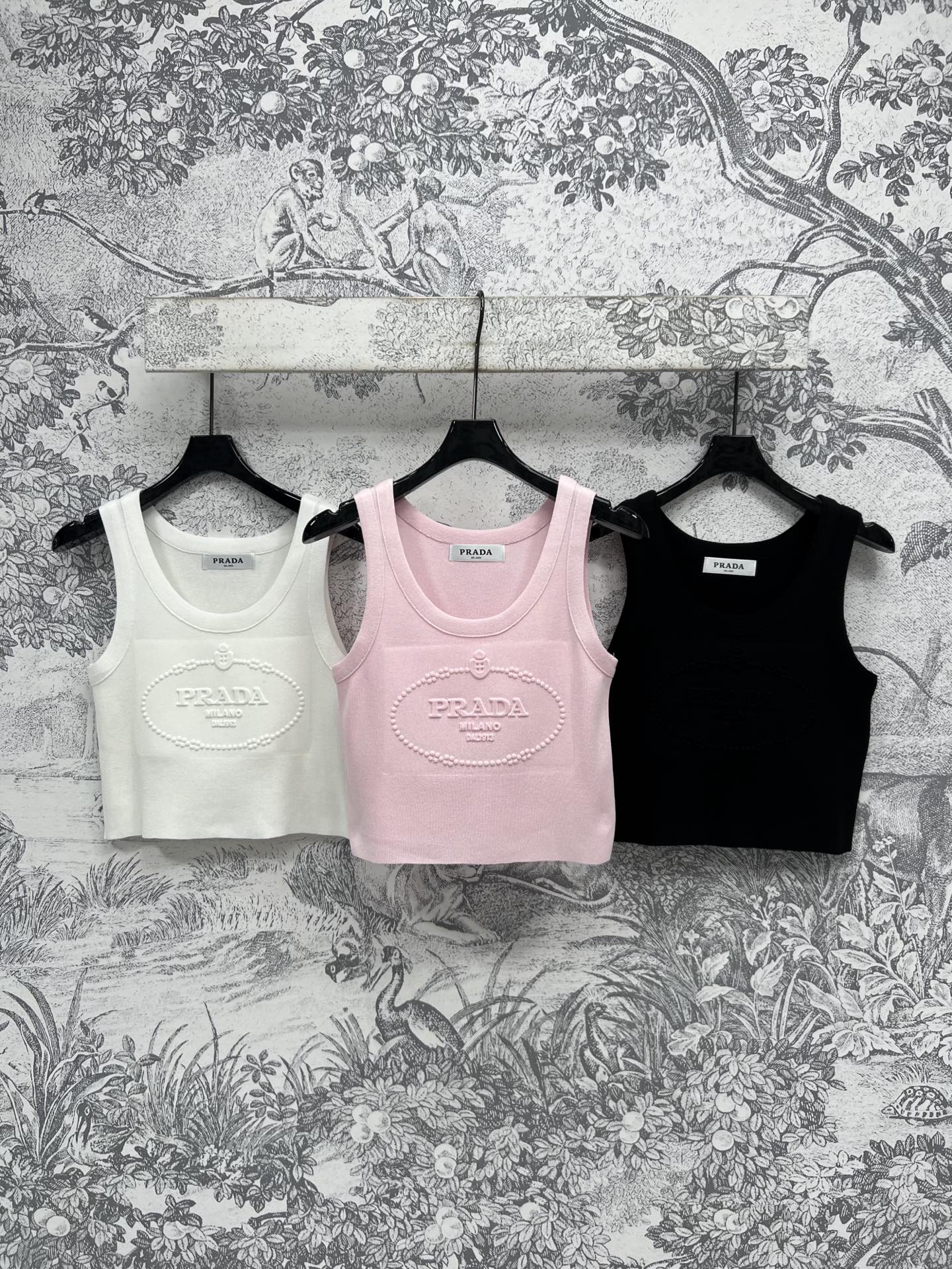 NO:317827,PD Home 25 early spring new style relief logo knitted vest, super refreshing and sexy in summer, universal versatile style, super slim, positioning logo to reduce age, fashionable and advanced, imported yarn texture, retro girl temperament, three colors and three codes, SML, dior, alexander wang19860909PD家 25早春新款 浮雕logo针织小背心 夏日超级清爽又性感 万能百搭版型超显瘦 定位logo减龄少女时髦又高级 进口纱线质感超舒适 复古少女气质 三色三码 SML,,dior,alexander wang,Women's clothing