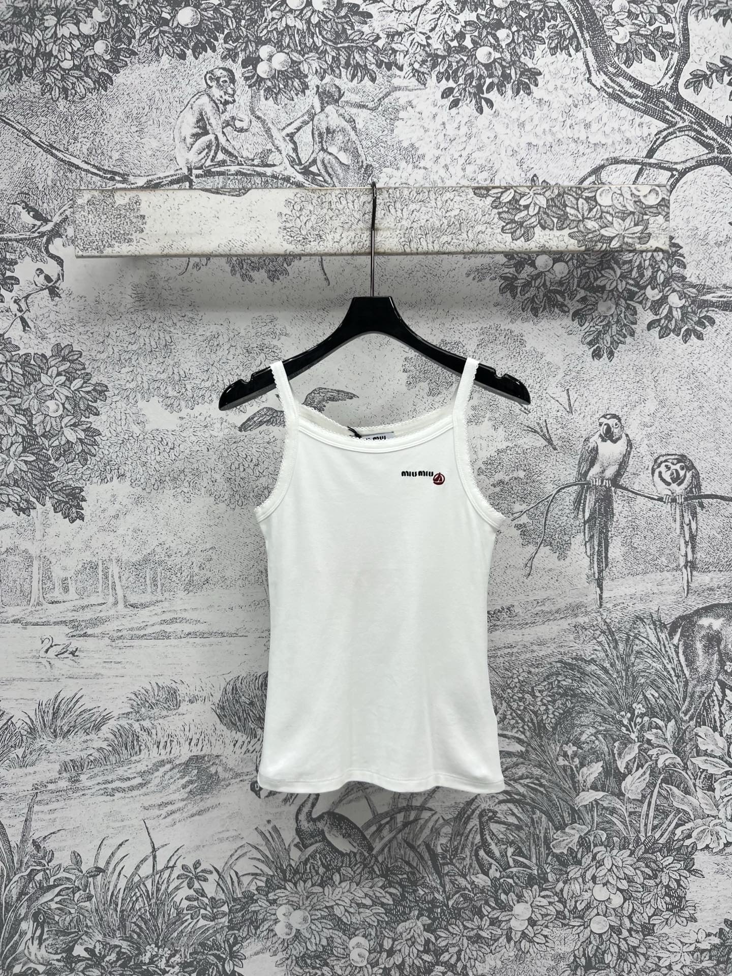 NO:317824,Miu 25 spring and summer new style, letter patch small suspender, universal small suspender, summer universal matching items, high-end white tone, letter patch embellishment on the chest, both sporty and a little sexy, one color three-code SML,,miumiu,alexander wang19860909Miu 25春夏新款 字母贴布小吊带 万能小吊带 夏季万能搭配小单品 高级白色调调胸前字母贴布点缀 既有运动风又带点小性感 一色三码 SML,,miumiu,alexander wang,Women's clothing