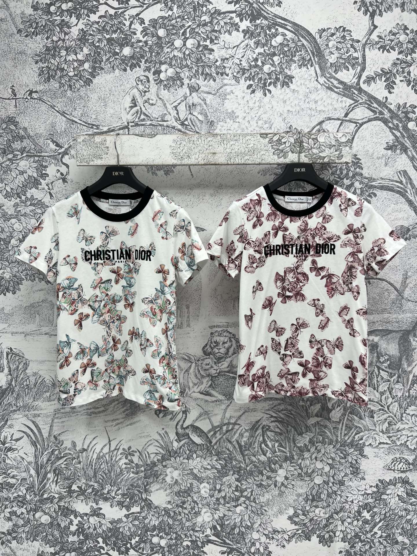 NO:317818,D Home 25 Spring and Summer New Butterfly Print Short Sleeve T-shirt Short Style Design The upper body is a hot girl and the visual feel is full of printed butterfly Print embellishes the simple and elegant tone. Easy to get the jeans and any summer outfit is very good and easy to match without limitation. Two colors and three codes SML,,dior,jeans,T-shirt,tees,t-shirt,alexander wang19860909D家 25春夏新款 蝴蝶印花短袖T恤 短款的版型设计 上身就是辣妹即视感 满印蝴蝶印花点缀素雅高级的调性 轻松get搭配牛仔裤和任何夏装都很好看轻松搭配无局限 两色三码 SML,,dior,jeans,T-shirt,tees，t-shirt,alexander wang,Women's clothing