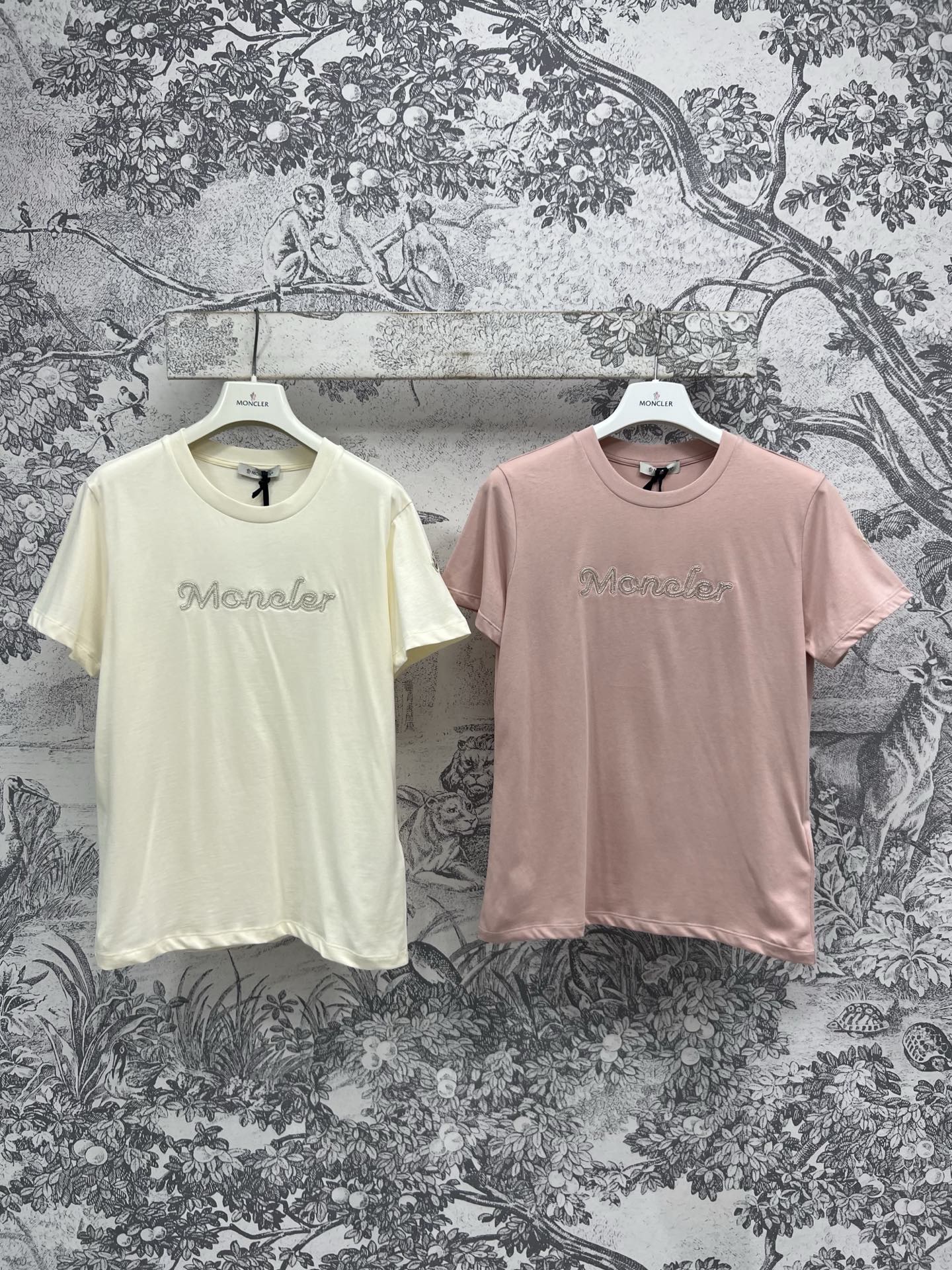 NO:317815,M Home 25 Spring and Summer New Embroidered logo short-sleeved T-shirt Classic round neck style, upper body makes it look slim and age-reducing, chest logo design is particularly eye-catching, summer youthful and energetic, the sun is simply the focus, classic T-shirt style, easy to match, any skirt and pants are fashionable and beautiful and age-reducing, two colors and three codes SML, skirts, T-shirt, tees, t-shirt, alexander wang19860909M家 25春夏新款 刺绣logo短袖T恤 经典的圆领版型 上身显瘦又减龄 胸前logo细闪设计 特别吸睛亮眼 夏日青春又活力 阳光下简直是焦点 经典的T恤版型 很好搭配 随便搭个裙子裤子都时髦好看又减龄 两色三码 SML,,skirts,T-shirt,tees，t-shirt,alexander wang,Women's clothing