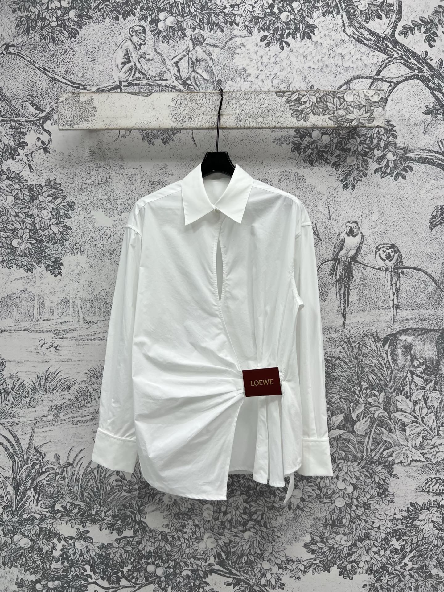 NO:317812,LW Home 25 Early Spring New Style Wrinkled Lace-up Shirt Salt Sweet High-end Temperament Style Lace-up Wrinkle Design Romantic and Playful Shirts Using imported pure cotton fabrics Very wrinkle resistance Sweet and retro texture Elegant to commute Very hidden meat Two colors and three codes SML, Shirts,alexander wang19860909LW家 25早春新款 皱褶系带衬衫 盐甜 高级气质风 系带皱褶设计 浪漫俏皮的衬衫 采用进口的纯棉面料 抗皱性很好 甜美中带着复古的气质感 可优雅可通勤 非常藏肉 两色三码 SML,,shirts,alexander wang,Women's clothing