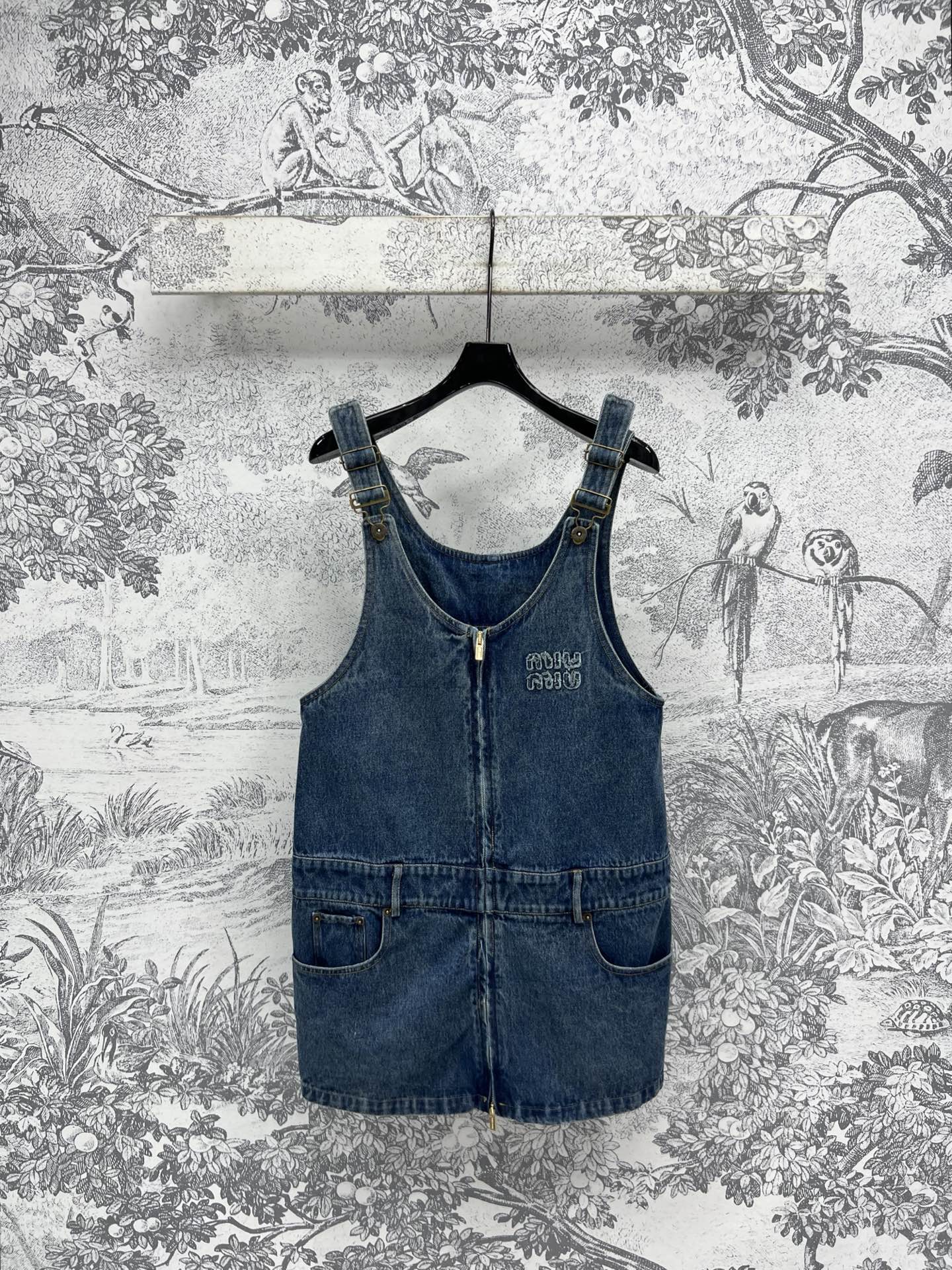 NO:317809,Miu 25 early spring new style, retro denim strap skirt, double zipper head decoration, classic logo embroidery embellishment, retro denim blue, paired with T-shirt, super age-reducing, versatile and not picky, shoulder strap length can be adjusted, summer, small vest and T-shirt look good, age-reducing and exquisite, one color three-code SML,,miumiu, skirts,tees, t-shirt,alexander wang19860909Miu 25早春新款 复古牛仔背带裙 双拉链头装饰 经典logo刺绣点缀 复古牛仔蓝 搭配t恤上身超减龄 百搭不挑人 肩带长度可调节 夏天搭配小背心和T恤都好看 减龄又精致 一色三码 SML,,miumiu,skirts,tees，t-shirt,alexander wang,Women's clothing