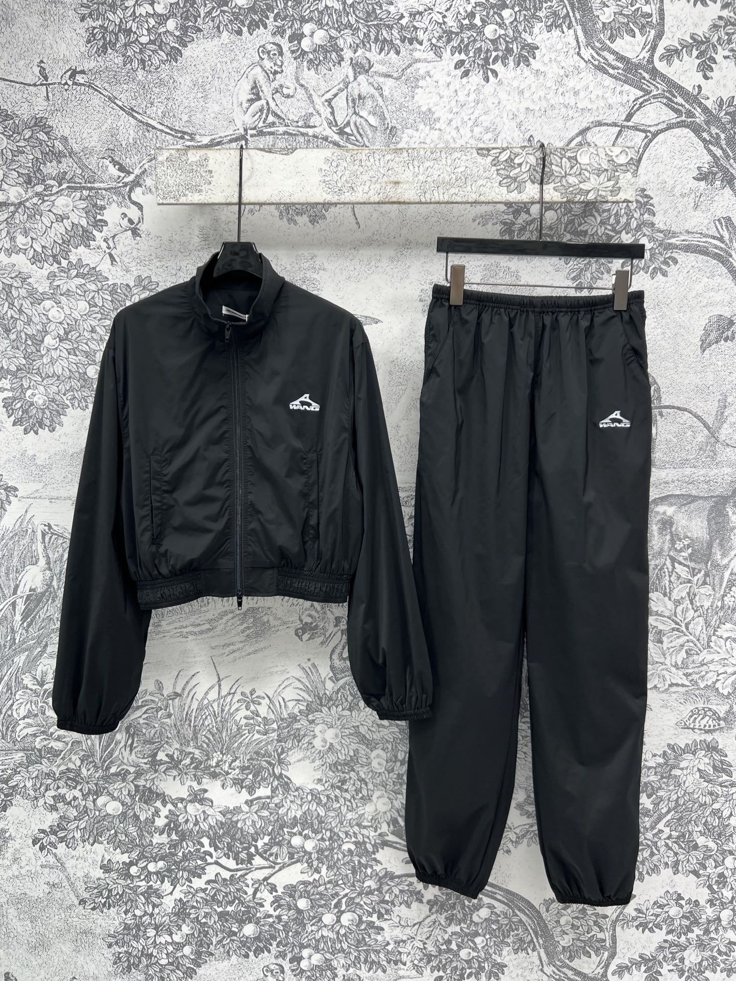 NO:317803,New early spring style nylon sports suit stand collar jacket   foot-closing trousers Brand logo Low-key and fashionable Elastic waist-closing design Extend height proportion Visual waist and slender legs Loose style is not picky at all for people wearing foot-closing design Make the overall more capable, handsome and stylish All casual sports are completely OK Three-code SML,, jackets & coats,alexander wang19860909早春新款 尼龙运动套装 立领外套 收脚长裤 品牌标识性的logo 低调又时髦 松紧收腰设计 拉长身高比例 视觉腰细腿长 宽松版型完全不挑人穿 收脚设计 让整体更加干练帅气有型 休闲运动都完全OK 一色三码 SML,,jackets & coats,alexander wang,Women's clothing