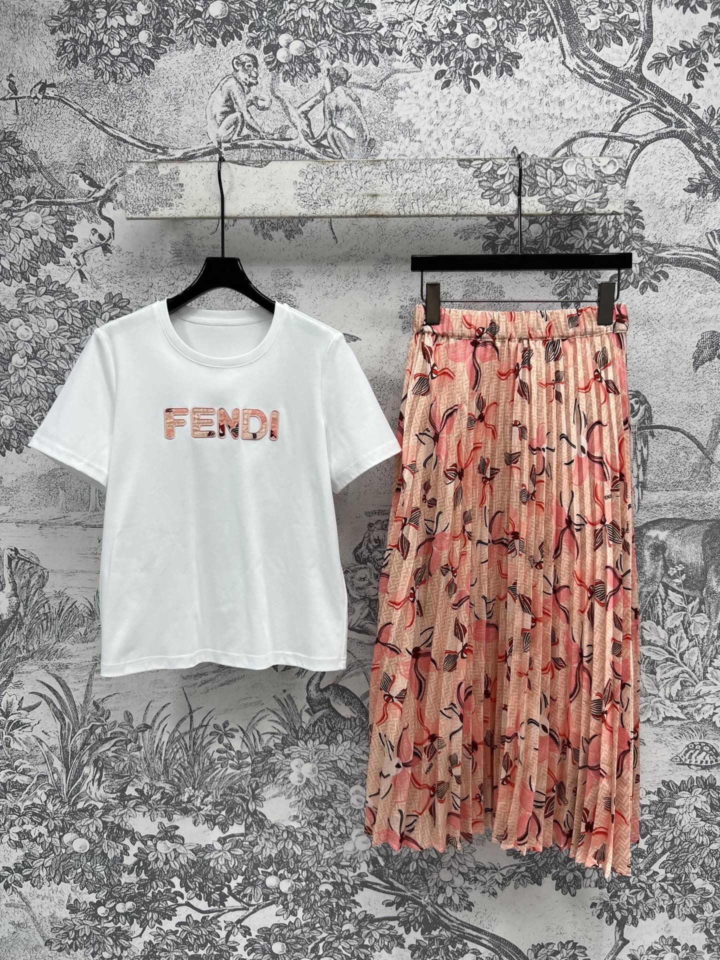 NO:317800,FD Home 25 Early Spring New Letter Print Casual Set Round Neck Short-Sleeve T-Shirt   Petal Pleated Skirt Romantic pleated retro skirt is so beautiful that you have no friends High-waisted skirt The upper body covers the flesh and makes you look slim and pulls Super-modified figure Matched with letter logo short-sleeve T-Shirt Simple and elegant design can be sweet or salty A set of top body fashionable and high-end three-code SML,,dior,skirts,T-shirt,tees,t-shirt,alexander wang19860909FD家 25早春新款 字母印花休闲套装 圆领短袖T恤 花瓣百褶半身裙 浪漫压褶复古大裙摆简直美到没朋友 高腰半身裙 上身遮肉显瘦拉比例 超级修饰身材 搭配字母logo短袖T恤 简洁大方的设计可甜可盐 一套上身时髦又高级 一色三码 SML,,dior,skirts,T-shirt,tees，t-shirt,alexander wang,Women's clothing