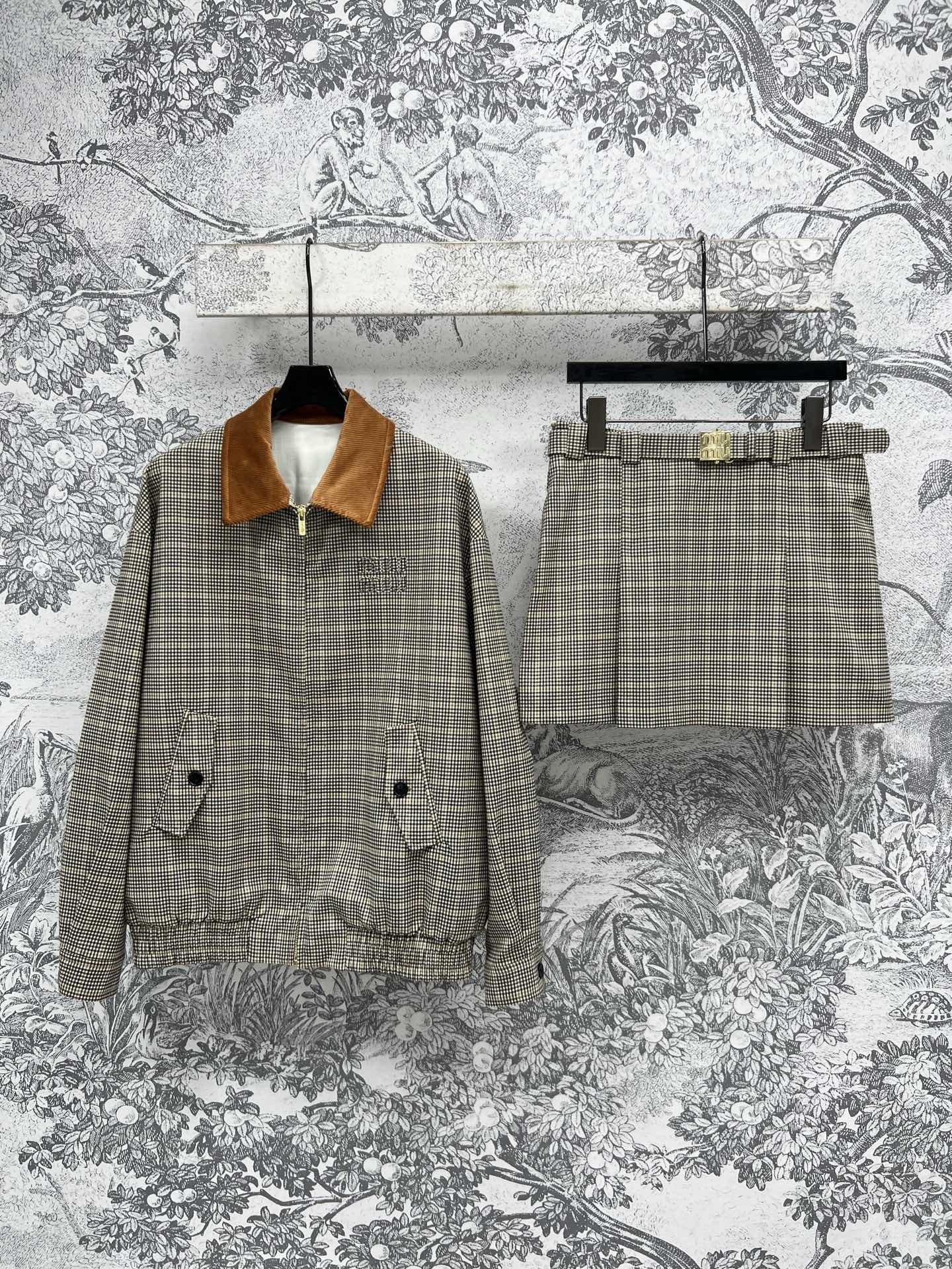 NO:317826,Miu 25 early spring new corduroy lapel plaid jacket jacket   belt decorative pleated skirt Corduroy lapel splicing design has a high-end style The lower body is matched with an a-line skirt in one second, and the retro plaid fabric is three-dimensional slim cut on the upper body and looks slim and retro fashionable. A set of matching or single matching is very extra points. The details are very well-made. One color and three-code SML,,miumiu, skirts, jackets & coats, jackets & coats, alexander wang19860909外套半裙Miu 25早春新款 灯芯绒翻领格纹夹克外套 腰带装饰压褶短裙 灯芯绒翻领拼接设计自带高级的格调 下半身搭配a字短裙一秒超显大长腿 复古格纹面料 立体的修身剪裁上身显瘦又很复古时髦 一套搭配或者单搭都很加分 细节做工都很到位 一色三码 SML,,miumiu,skirts,jackets & coats,jackets & coats,alexander wang,Women's clothing