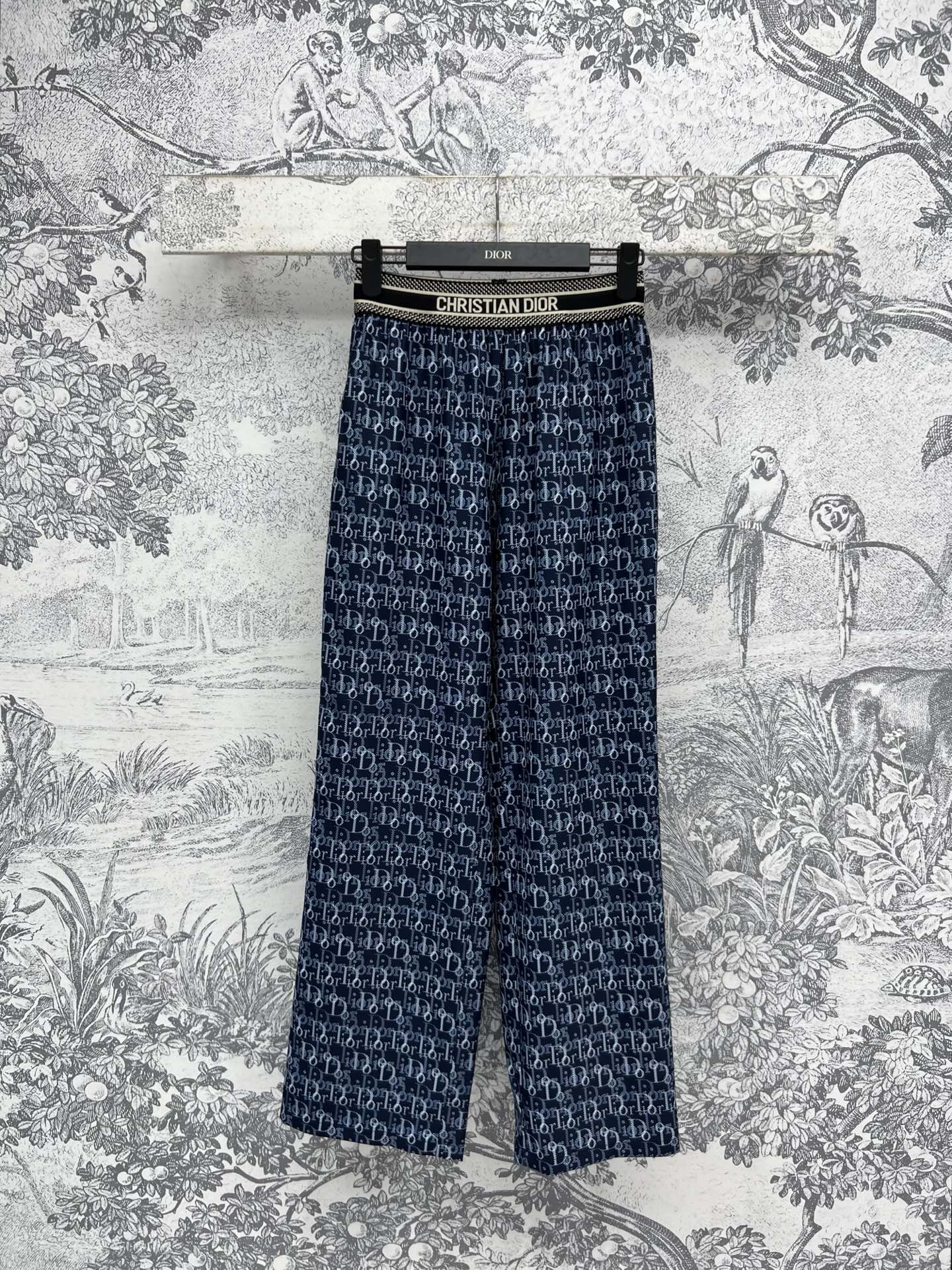 NO:317823,D Home 25 Early Spring New Style Lace-up Presbyterian Print Elastic Leisure Pants Must-have items in summer Elastic waist tether design Straight wide-leg pants type Not fit on the upper body, Super comfortable feeling, full screen printed letters Simple yet without losing the design sense One color Three codes SML, Dior, alexander wang19860909D家 25早春新款 系带老花印花松紧休闲裤 夏季必备单品 松紧腰系绳设计 直筒阔腿裤型 上身不贴肉 舒适感超级好 满屏印花字母 简约又不失设计感 一色三码 SML,,dior,alexander wang,Women's clothing