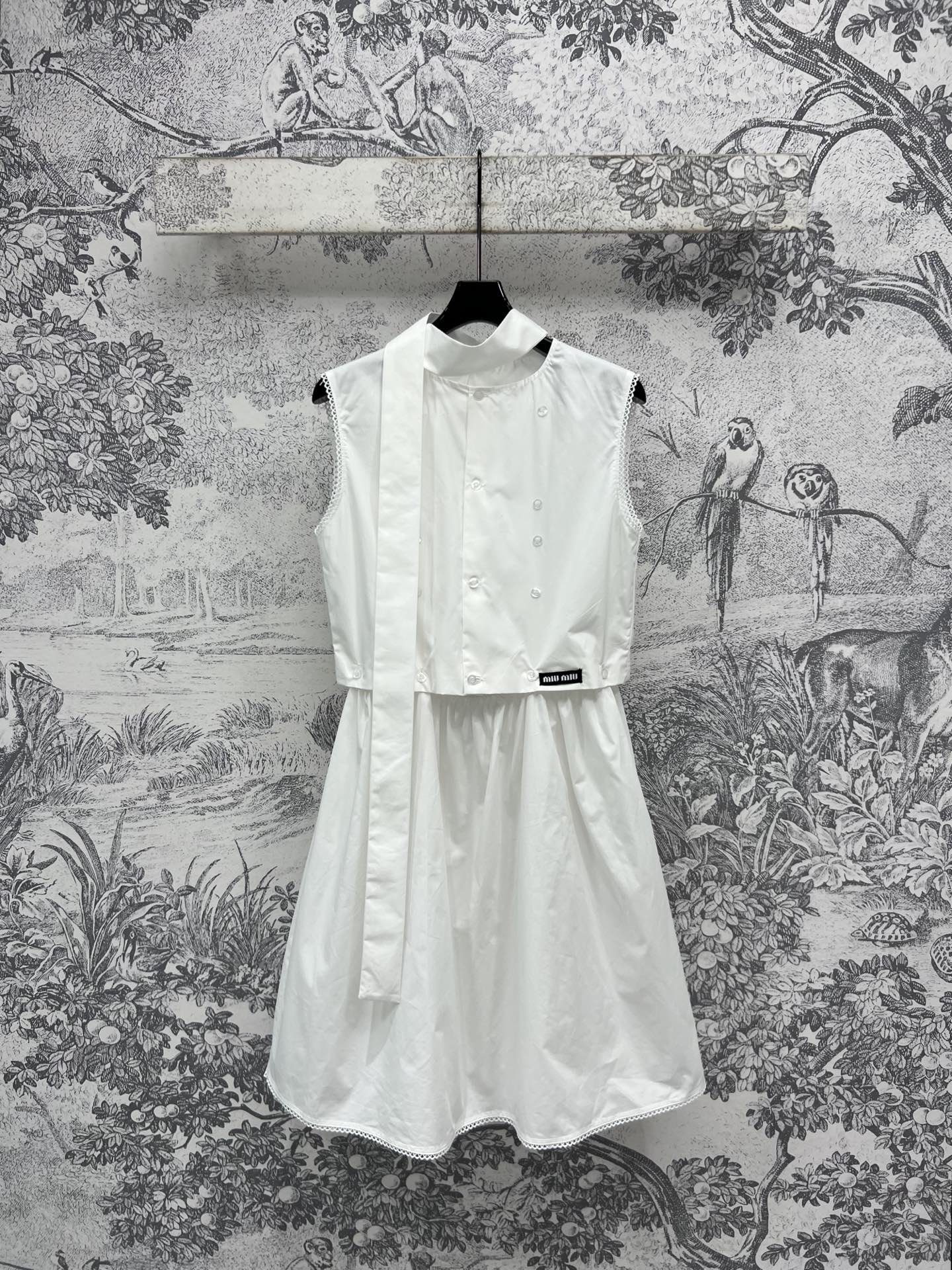 NO:317820,Miu 25 early spring new style, streamer vest dress, logo patch embellishment, with a small and fresh style, removable skirt, buckle decoration, a set of upper body temperament, age-reducing and advanced, sweet and playful, suitable for daily dates or shopping, one color, three codes SML,,miumiu, skirts, alexander wang19860909Miu 25早春新款 飘带背心连衣裙 logo贴布点缀 自带小清新风格 可拆卸半裙 扣饰修饰 一套上身气质减龄又高级 甜美俏皮 日常约会或者逛街都很合适 一色三码 SML,,miumiu,skirts,alexander wang,Women's clothing