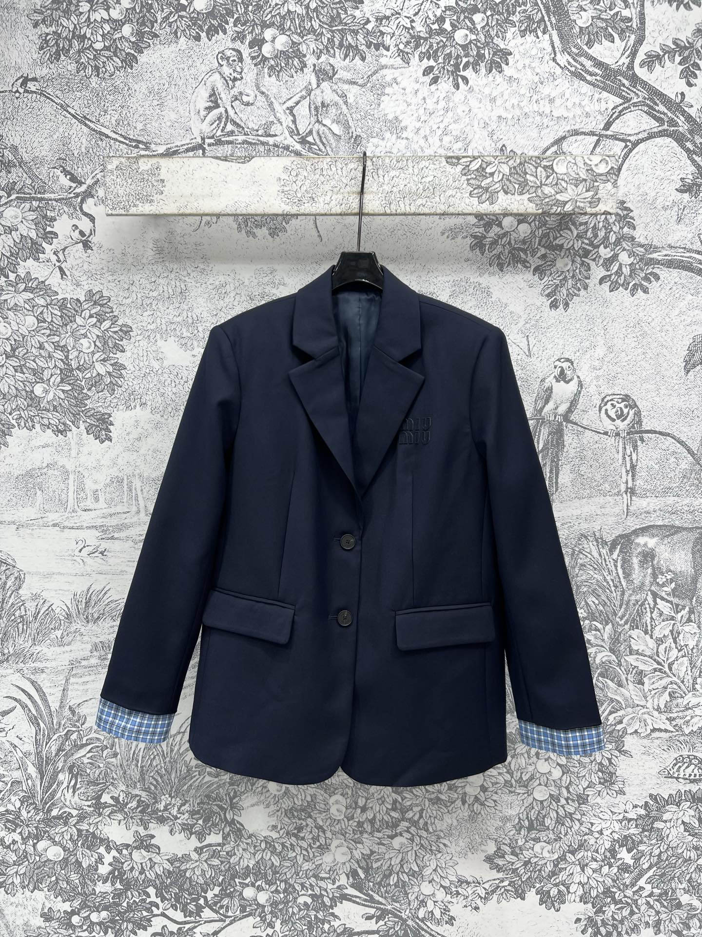 NO:317814,Miu 25 early spring new dark blue suit jacket with curly cuff splicing stripes designed just right, it shows a high-end feeling that is not difficult to control and it is easy to lift the temperament. The whole dress is draped with crisp and stylish, embroidered with chest embroidery logo embellishment, high-end and cool temperament easy to grasp, good texture and detailed, one color three codes SML,,miumiu, jackets & coats, business suit, alexander wang19860909Miu 25早春新款 深蓝色西装外套 卷边袖口拼接条纹设计恰到好处 很显高级感属于不难驾驭的西服并且轻松抬气质 整件衣服垂坠挺括有型 胸前刺绣Logo点缀 上身高级清冷气质轻松拿捏 质感很好细节也很到位 一色三码 SML,,miumiu,jackets & coats,business suit,alexander wang,Women's clothing