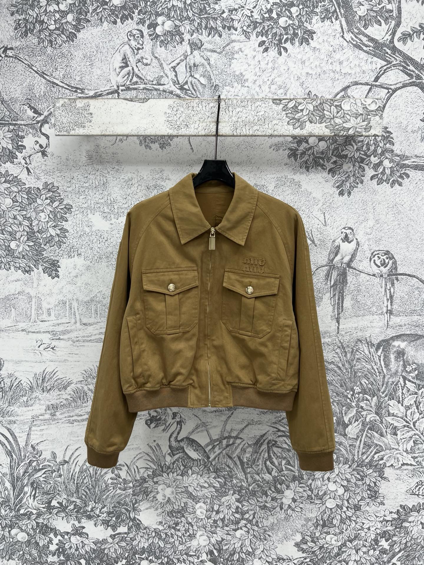 NO:317811,Miu 25 early spring new model lapel jacket, a style that can go out as soon as you wear it, no need to worry about matching, temperamental workwear style cool and stylish, double pocket embellishment on chest, lapel zipper decoration, embroidered patch logo, full of high-end fashionable texture, convenient and cool, casual and casual, loose style basics are not picky, any figure is OK, one color three codes SML,,miumiu, jackets & coats, jackets & coats, alexander wang19860909Miu 25早春新款 翻领夹克外套 一穿就能出门的款 完全不用费心费力搭配 气质工装风酷帅有型 胸前双口袋点缀 翻领拉链修饰 饰有刺绣贴布Logo 满满的高级时髦质感 即方便又酷帅 随性休闲 宽松版型基础不挑人 任何身材都OK 一色三码 SML,,miumiu,jackets & coats,jackets & coats,alexander wang,Women's clothing