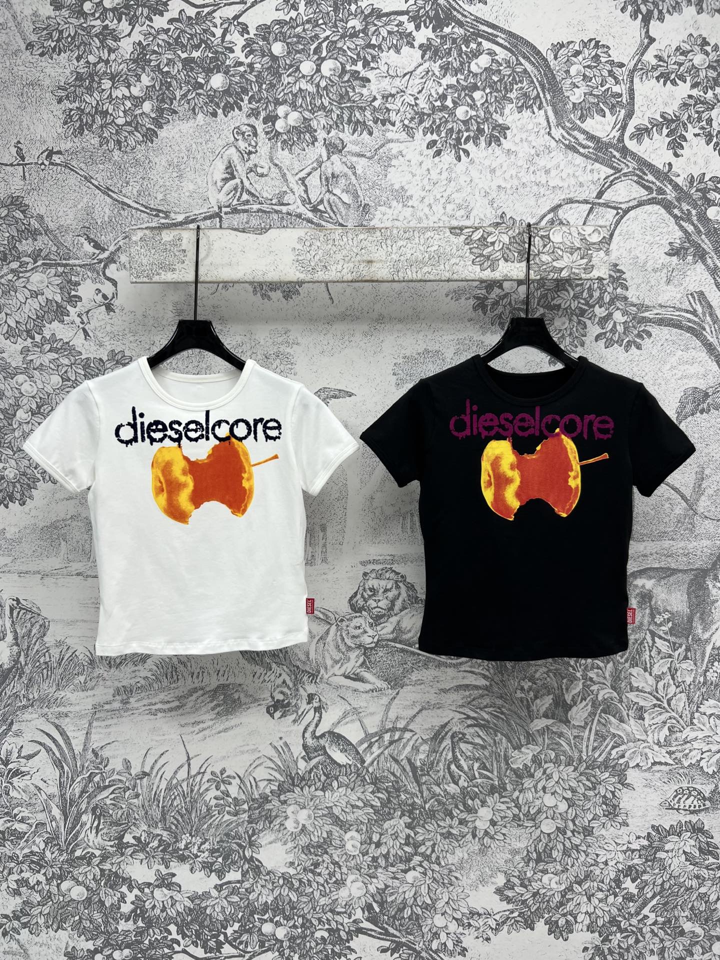 NO:317802,New early spring style, short letter apple print short T, simple and clean, exquisite big brand, absolutely essential basic items in summer, imported cotton with the same weight of YB, smooth texture and skin-friendly, easy to control any body shape, two colors and three codes SML,,alexander wang19860909早春新款 字母苹果印花短款短T 简约干净 大牌精致 绝对是夏季必备的基础单品 YB同克重的进口棉 质感爽滑亲肤 任何身材都能好驾驭 两色三码 SML,,alexander wang,Women's clothing