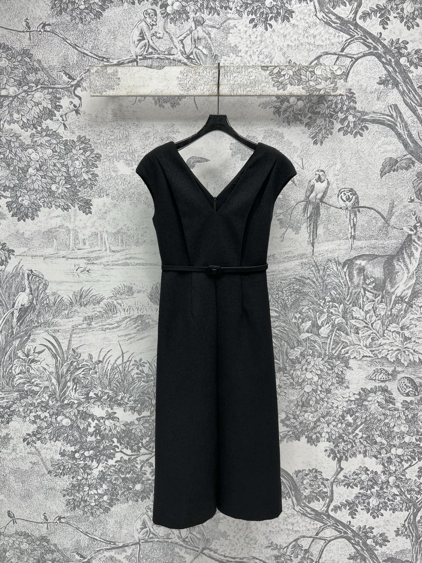 NO:317799,D Home 25 Early Spring New V-neck Vest Dress Off-shoulder and backless sexy vest dress is very comfortable and slim, and it won't feel tight. This cloth belt is decorated very well. It can highlight the figure. It wraps up the body and is sexy and high-end. It is absolutely amazing to wear it alone or wear a short jacket. It is beautiful. A must-have artifact for white and rich beauty. One color and three codes. SML, dior, skirts, jackets & coats, alexander wang19860909D家 25早春新款 V领背心连衣裙 露肩露背性感背心连衣裙上身很舒适修身显瘦 又不会有紧绷感 本布腰带装饰 非常能凸显身材 包裹身体性感又高级 单穿或者搭个短款小外套简直绝绝子 美翻了 白富美必备神器 一色三码 SML,,dior,skirts,jackets & coats,alexander wang,Women's clothing