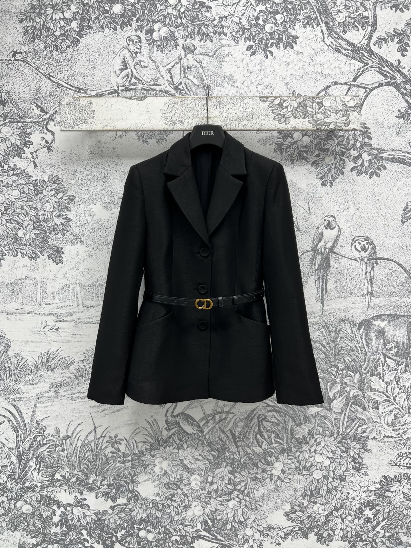 NO:317816,D Home 25 early spring new style retro black suit design minimalist handsome high-end custom fabric three-dimensional tailored waist-closing style matched with CD belt waist-closing upper body capable and elegant, easy to match for daily commuting, one color three codes SML, dior, business suit, alexander wang19860909D家 25早春新款 复古黑色西装 设计极简主义的帅气高级感 定制面料 立体剪裁收腰版型 搭配CD腰带收腰 上身干练优雅 做为通勤日常都很好搭 一色三码 SML,,dior,business suit,alexander wang,Women's clothing