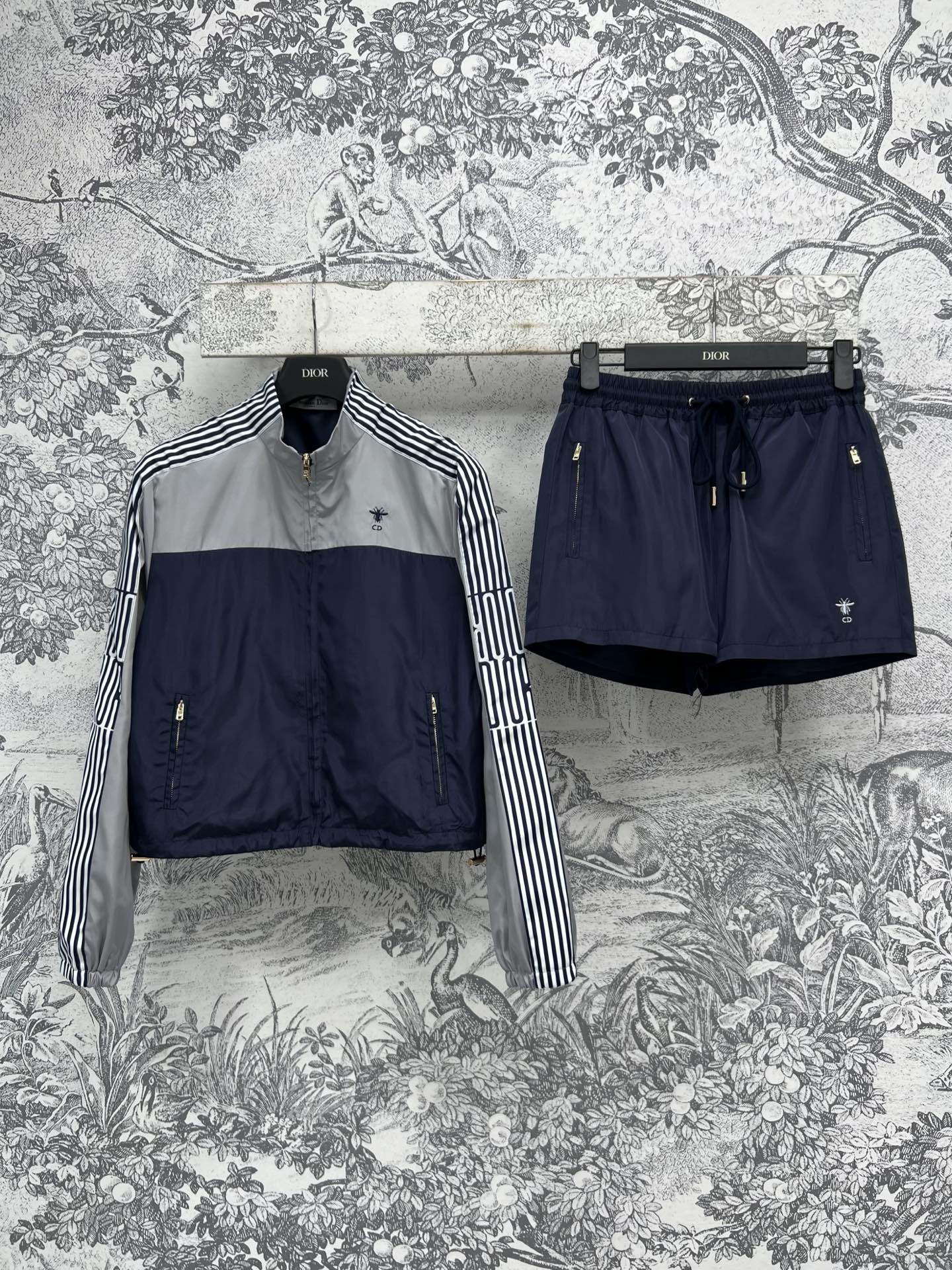 NO:317813,D Home 25 early spring new style, popular nylon series color-blocking suit, stand-up collar jacket   elastic high-waist shorts, contrasting style design with stand-up collar, super slim, capable and cool, classic logo on the chest, full of fashionable, high-waist elastic shorts, perfectly divided body proportions, super long legs, just right splicing contrasting colors, visually slimming, a set of cool, cool, a must-have lazy dressing suit for cool Girl, breathable mesh lining, one set for sale, two colors and three codes, SML,,dior, shorts, jackets & coats,alexander wang19860909D家 25早春新款 高人气尼龙系列拼色套装 立领外套 松紧高腰短裤 立领撞色的版型设计 超显瘦 干练且酷帅 胸口经典logo小蜜蜂点缀 时髦感拉满 高腰松紧的短裤 完美分割身材比例 上身超显腿长 恰到好处的拼接撞色 视觉显瘦绝绝子 一套上身又酷又帅 简直是酷Girl必备懒人穿搭套装 透气网里衬 一套出售 两色三码 SML,,dior,shorts,jackets & coats,alexander wang,Women's clothing