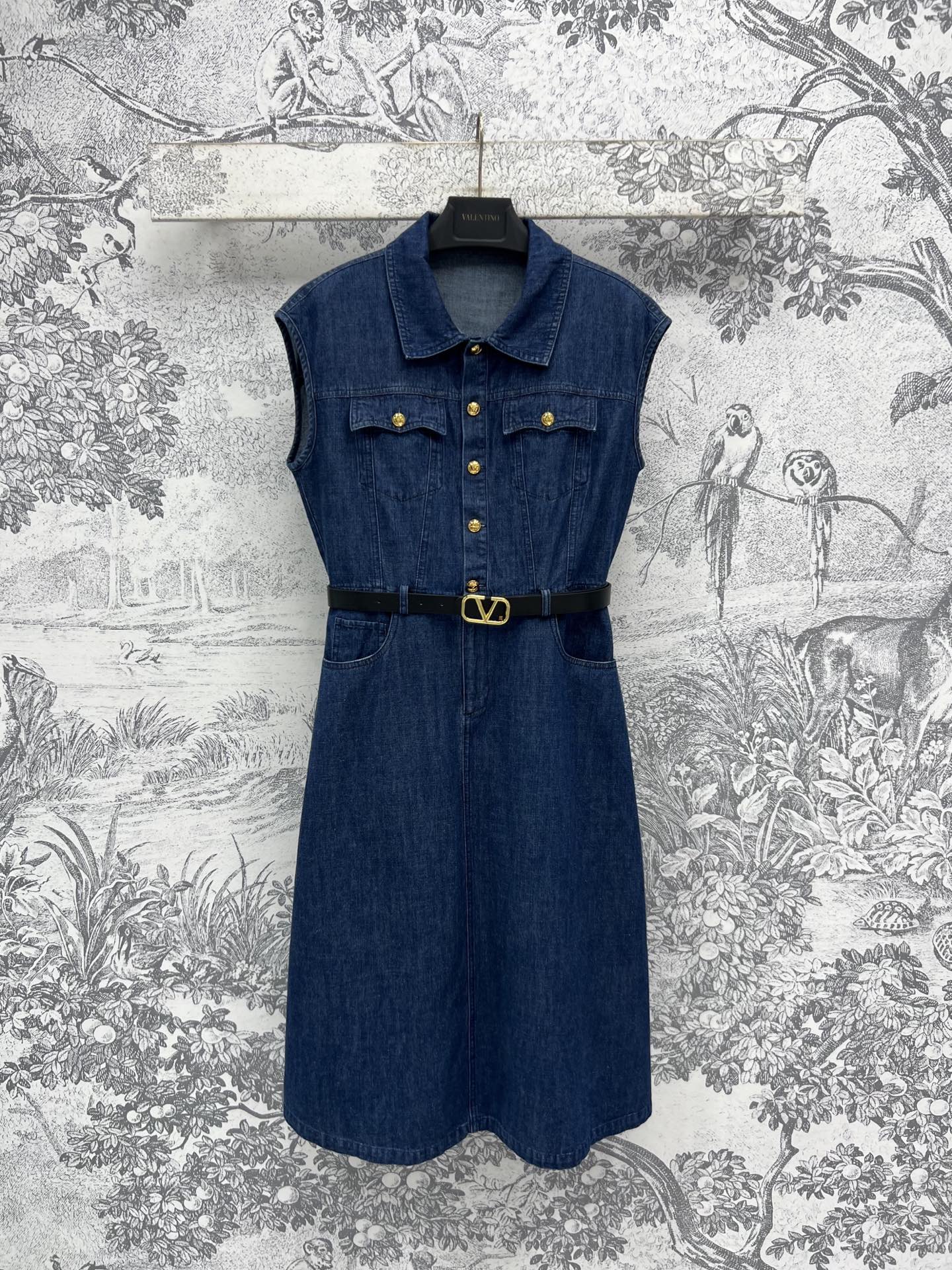 NO:317810,V Home 25 Early Spring New Belt Decorated Denim Sleeveless Dress Temperate Lapel Design Sleeveless Custom V-letter Buttons Three-dimensional Slim Skirt Hem Clipping Upper Body Elegant Temperature Customized Letter Belt Blessings Guest-supplied Denim fabric One color Three-code SML, skirts, alexander wang19860909V家 25早春新款 腰带装饰牛仔无袖连衣裙 气质的翻领设计 无袖定制V字母纽扣 立体修身裙摆剪裁 上身气质优雅 腰间定制的字母腰带加持 客供牛仔面料 一色三码 SML,,skirts,alexander wang,Women's clothing