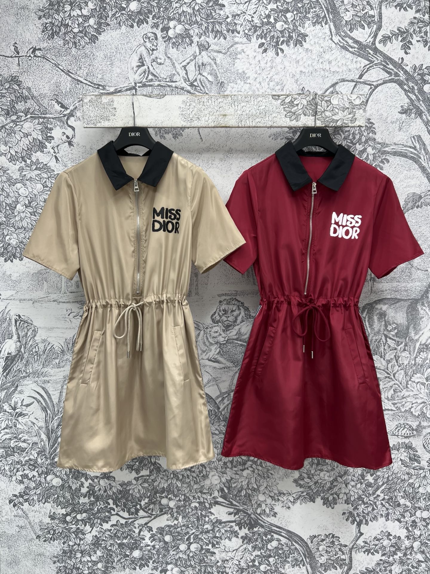 NO:317807,Miu 25 early spring new model, lapel drawstring waist-hugging nylon dress, sweet and cool, the upper body is super stylish, the kind that can instantly enhance the aura, using environmentally friendly nylon fabric, contrasting color logo print embellishment, waist drawstring waist perfectly lengthens the legs, logo webbing on both sides of the skirt, the upper body looks big and long legs, age-reducing and cool, two colors and three codes SML,,miumiu, skirts,alexander wang19860909Miu 25早春新款 翻领抽绳收腰尼龙连衣裙 可甜可酷 上身超有范 秒提气场的那种 采用环保尼龙面料 撞色logo印花点缀 腰间抽绳收腰完美拉长腿部比例 裙摆两侧logo织带拼接 上身超显大长腿 减龄又酷帅 两色三码 SML,,miumiu,skirts,alexander wang,Women's clothing