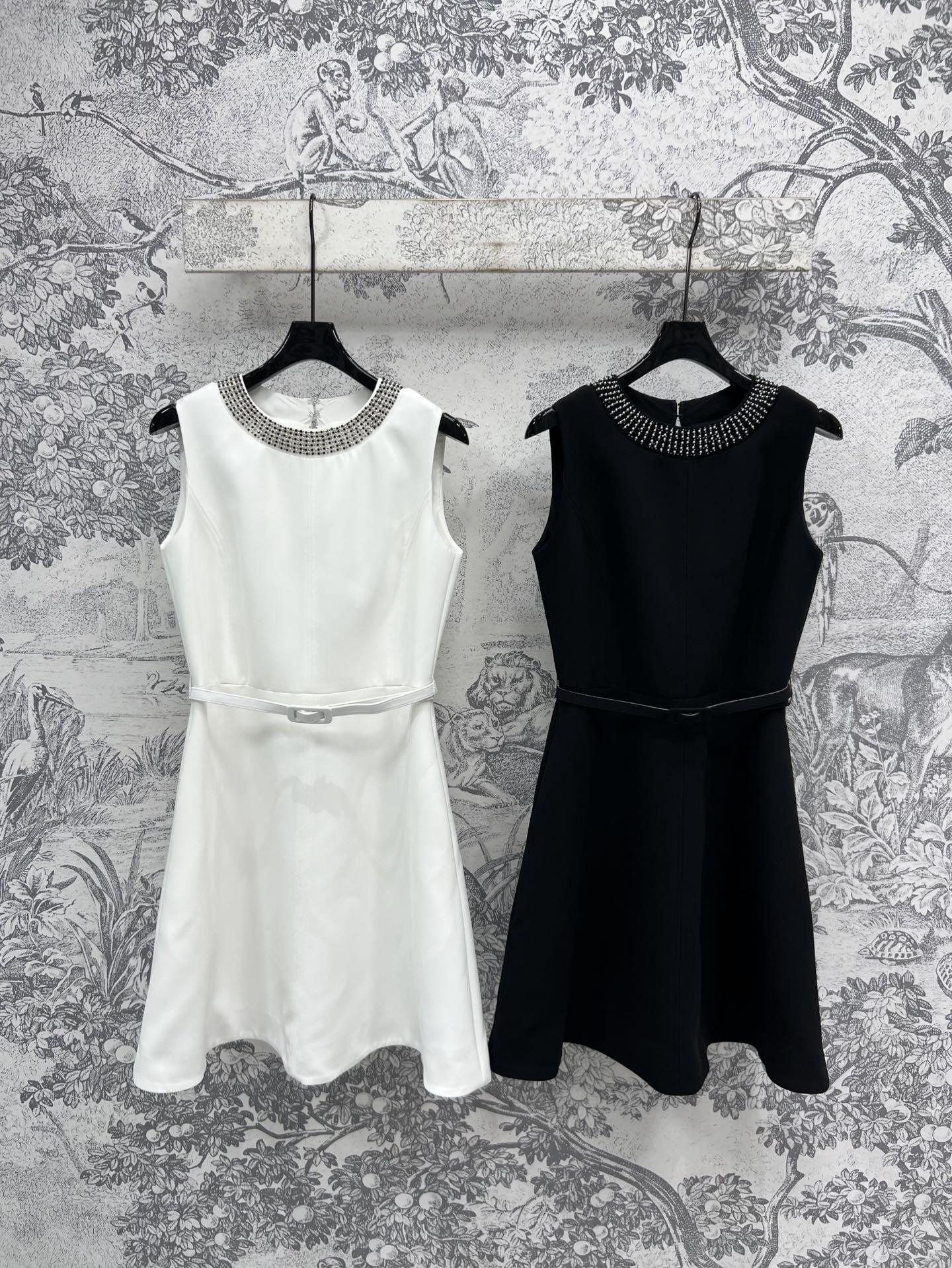 NO:317804,D Home 25 Early Spring New Style, Crystal round neck vest dress, Kay AKA Sao, Never-Year-Over-Old Sleeveless Design Refreshing and Comfortable, Dot-Diamond Round Collar Embellishment, Paired with this cloth belt, Slimming with a fashionable and modern temperament, versatile and slimming, Strong and Wide Fabric Slimming and Textured, Commuting and Dating Wearing is the focus of the crowd, Two-color and Three-code SML, Dior, Skirts, Alexander Wang19860909D家 25早春新款 烫钻圆领背心连衣裙 可A可飒 万年长青不过时 无袖设计清爽舒适 点钻圆领点缀 搭配本布腰带收腰显瘦 时髦摩登气质满分 百搭显瘦绝绝子 挺阔面料版型显瘦有质感 通勤约会穿都是人群中的焦点 两色三码 SML,,dior,skirts,alexander wang,Women's clothing