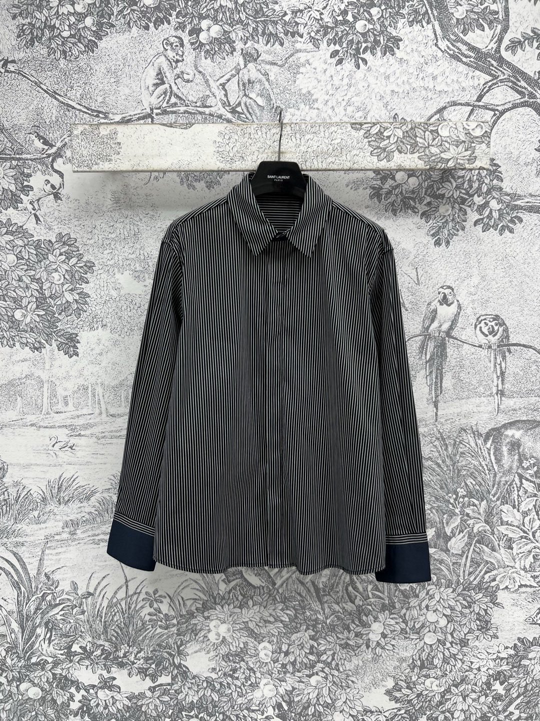 NO:317801,Ysl 25 early spring new style retro striped shirt black and white pinstripe classic and fashionable versatile small lapel slim fit style top body slim and handsome cuff color block design positioned Ysl letter embroidery simple yet high-end sense one color three code SML, saint laurent,shirts,alexander wang19860909Ysl 25早春新款 复古条纹衬衫 黑白细条纹经典又时尚百搭 小翻领修身版型 上身显瘦又帅气 袖口拼色设计 定位的Ysl 字母刺绣 简约又不失高级感 一色三码 SML,,saint laurent,shirts,alexander wang,Women's clothing