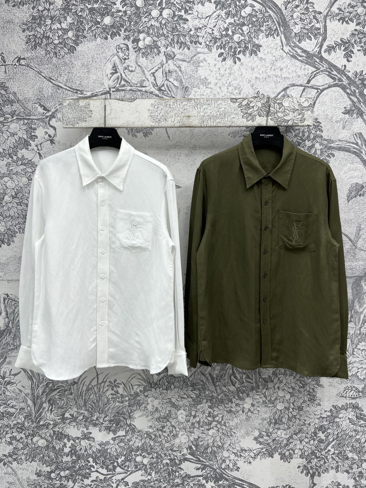 NO:317798,Ysl 25 early spring new style linen shirt custom linen fabric summer fashionable shirt outfit small loose style versatile upper body not picky, fashionable and casual slack feeling, casually matched with a small suspender, a complete set of low-saturation color outfits, slim and high-end upper body, gentle and elegant without losing the aura, two colors and three codes SML,,saint laurent,shirts,alexander wang19860909Ysl 25早春新款 亚麻亚麻衬衫 定制亚麻面料 夏季时髦衬衫穿搭 小宽松版型 上身百搭不挑人 时髦又有随意的松弛感 随意搭配一件小吊带 一整套低饱和色系穿搭 上身显瘦又高级 不失气场的温柔优雅感 两色三码 SML,,saint laurent,shirts,alexander wang,Women's clothing