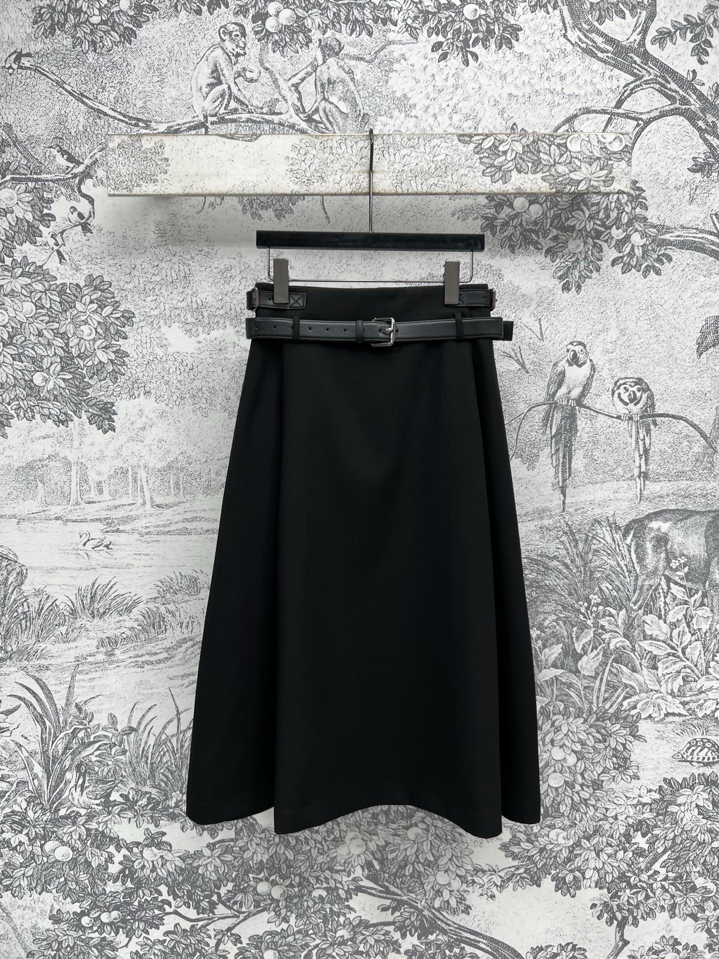 NO:317793,D Home 25 Early Spring New Style Leather Belt Decorated A-line Skirts Leather Belt Waist Creating Slim Waist Decorated High-waist A-line Stylish Design on both sides Leather buckles Decorated High-waist A-line Styling Design The upper body instantly pulls long legs, with an elegant, fashionable and quiet atmosphere Full of exquisite and capable feminine beauty. It is OK for important occasions and commuting. SML, dior, skirts, alexander wang19860909D家 25早春新款 皮腰带装饰A字半身裙 皮革腰带收腰 打造纤细腰身 两侧皮扣装饰高腰A字版型设计 上身秒拉大长腿 自带优雅时髦沉静的氛围感 充满精致干练的女性美 无论是重要场合还是通勤都OK一色三码 SML,,dior,skirts,alexander wang,Women's clothing