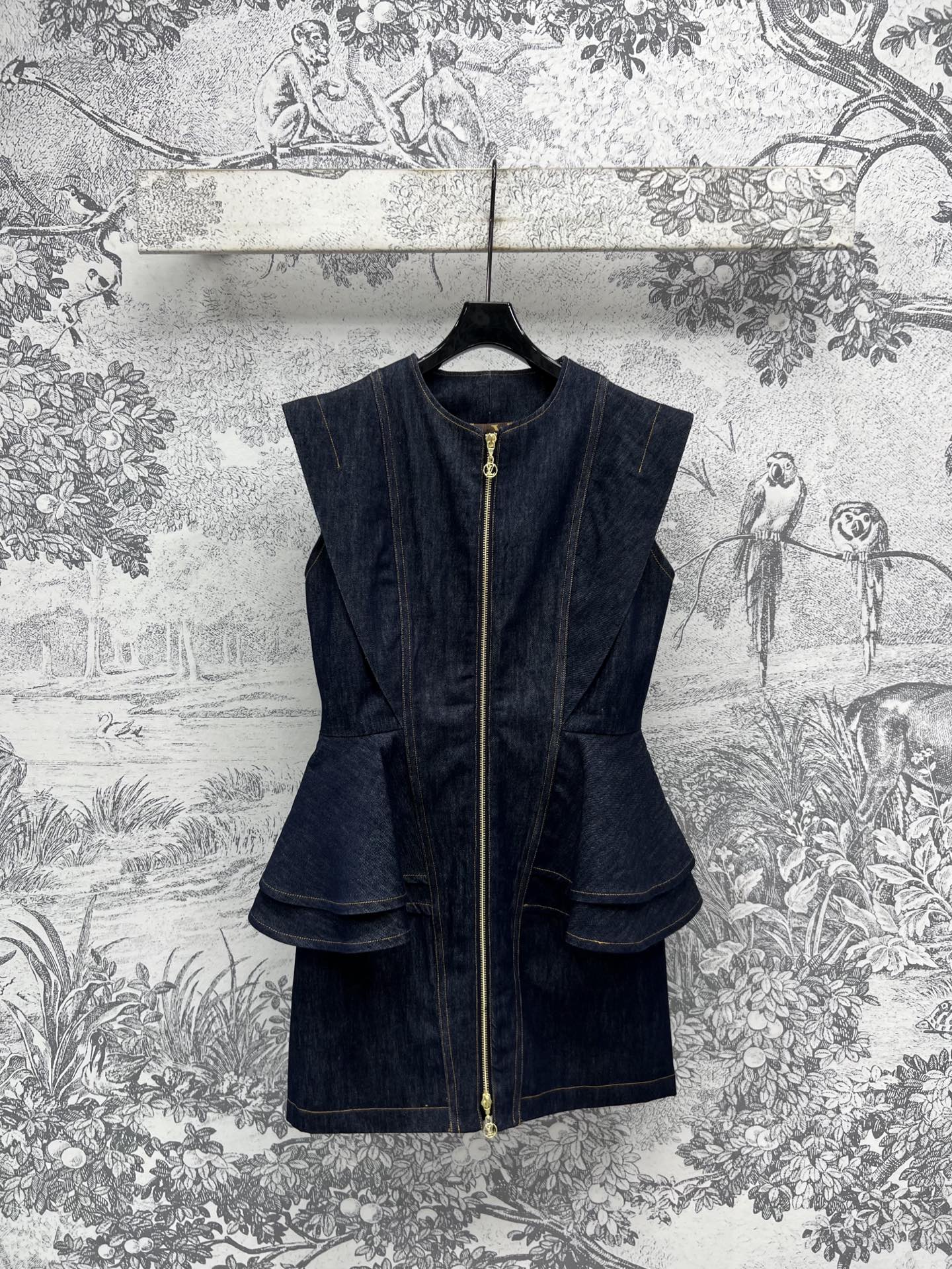NO:317788,L Home 25 Early Spring New Denim Ruffle Series Ruffle Motorcycle Jacket   Zipper Decorative Skirt   Vest Dress Customized Dark Blue Denim fabric Old-fashioned Lining Inside Low-key Luxury and Premium Layered Ruffle Zipper Decorative versatile and not picky on people's upper body, huge and slim, sweet and salty casual style Original custom hardware accessories One color three codes SML,,louis vuitton, skirts, jackets & coats,alexander wang19860909L家 25早春新款 牛仔荷叶边系列 荷叶边机车外套 拉链装饰半身裙 背心连衣裙 定制深蓝牛仔面料 里面老花内衬 低调奢华又高级 层叠荷叶边拉链装饰百搭不挑人上身巨显瘦 可甜可盐的休闲风 原版定制五金配件 一色三码 SML,,louis vuitton,skirts,jackets & coats,alexander wang,Women's clothing