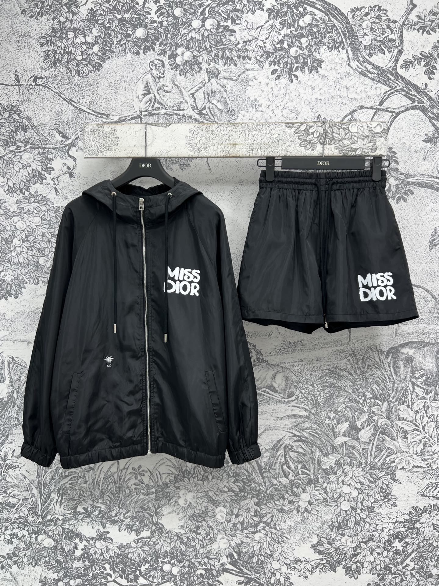 NO:317787,D Home 25 early spring new logo pattern printed casual set daily sports and leisure set hooded zipper jacket with elastic shorts A set of top body comfortable and versatile and simple and fashionable Customized letter webbing splicing Contrast color letter logo printed pattern on chest Customized nylon fabric A must-have for lazy people One set for sale Two colors and three codes SML,,dior,shorts,jackets & coats,hats,alexander wang19860909D家 25早春新款 logo图案印花休闲套装 日常运动休闲套装 连帽拉链外套搭配松紧短裤 一套上身舒适百搭又简约时尚 定制的字母织带拼接 胸前撞色字母logo印花图案 定制尼龙面料 懒人必备呀 一套出售 两色三码 SML,,dior,shorts,jackets & coats,hats,alexander wang,Women's clothing