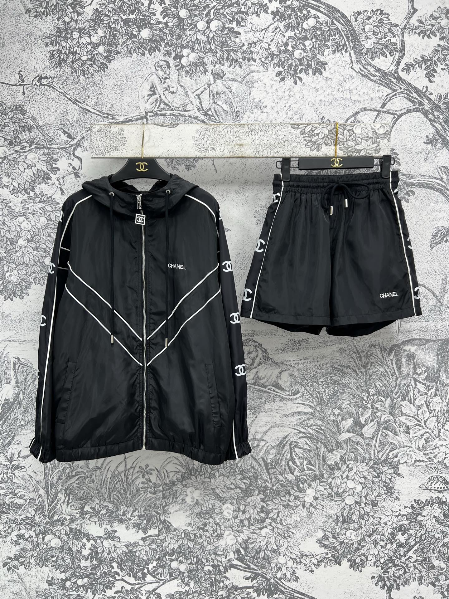 NO:317785,Xiaoxiang style 25 early spring new style contrasting color edging casual set hooded zipper jacket   high waist shorts shoulder-falling loose style contrasting color edging design chest brand letter logo embellishment black and white contrasting color simple and high-end youthful age-reducing feeling, the upper body is very high-level, the vitality girl reduces age easily get sweet, cool, fashionable and versatile, daily sports and leisure are good, two colors and three codes SML, shorts, jackets & coats, hats, alexander wang19860909小香风 25早春新款 撞色镶边休闲套装 连帽拉链外套 高腰短裤 落肩宽松版型 撞色镶边设计 胸口品牌字母Logo点缀 黑白撞色简约高级 青春减龄感拉满 上身非常显身高比例 元气少女减龄感轻松get 可甜可酷时髦百搭 日常运动休闲都不错 两色三码 SML,,shorts,jackets & coats,hats,alexander wang,Women's clothing
