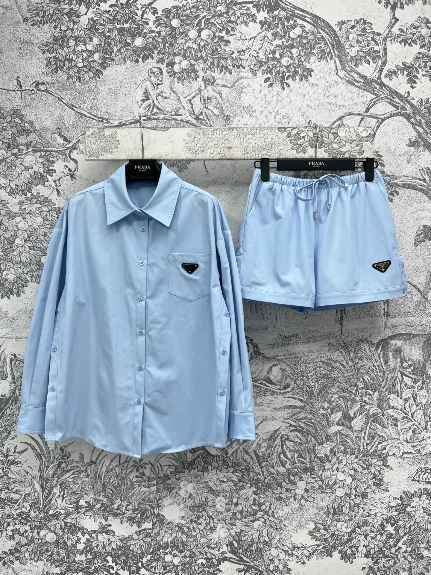 NO:317783,PD Home 25 Early Spring New Era Reducing Shirt Set Lapel Shirt   Drawstring Waist Shorts A set of upper body to create a college-style temperament Classic tailoring style with huge slimming upper body Classic triangle mark blessing details One set is also good to match separately One set for sale Two colors and three codes SML,,dior, shorts,shirts,alexander wang19860909PD家25早春新款 减龄衬衫套装 翻领衬衫  抽绳收腰短裤 一套上身打造减龄学院风气质 经典的剪裁版型上身巨显瘦 经典三角标加持细节 一套分开搭配也好看 一套出售 两色三码 SML,,dior,shorts,shirts,alexander wang,Women's clothing